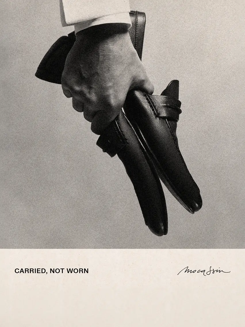 工匠手握一双 ZEGNA(杰尼亚)Mocassin 乐福鞋,展示其精湛雅致的工艺。