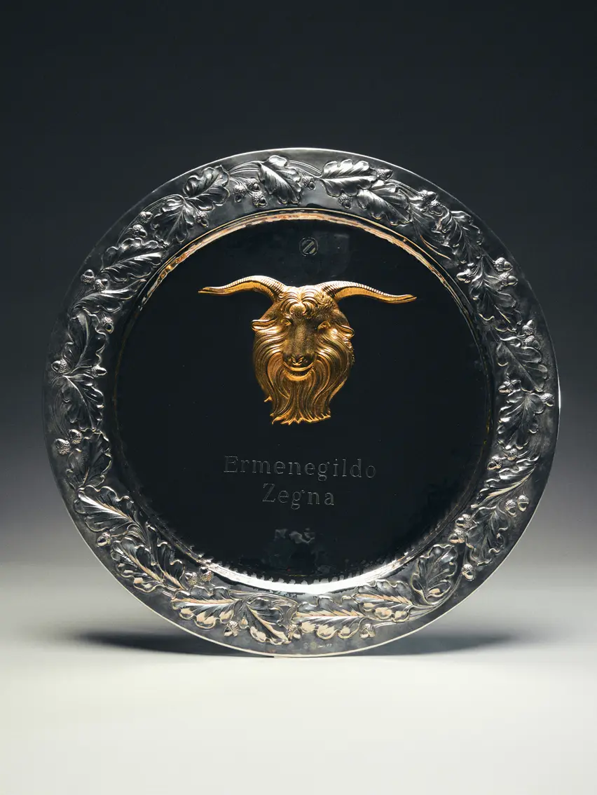 来自 Ermenegildo Zegna 典藏设计库的“羊毛大奖”奖杯。