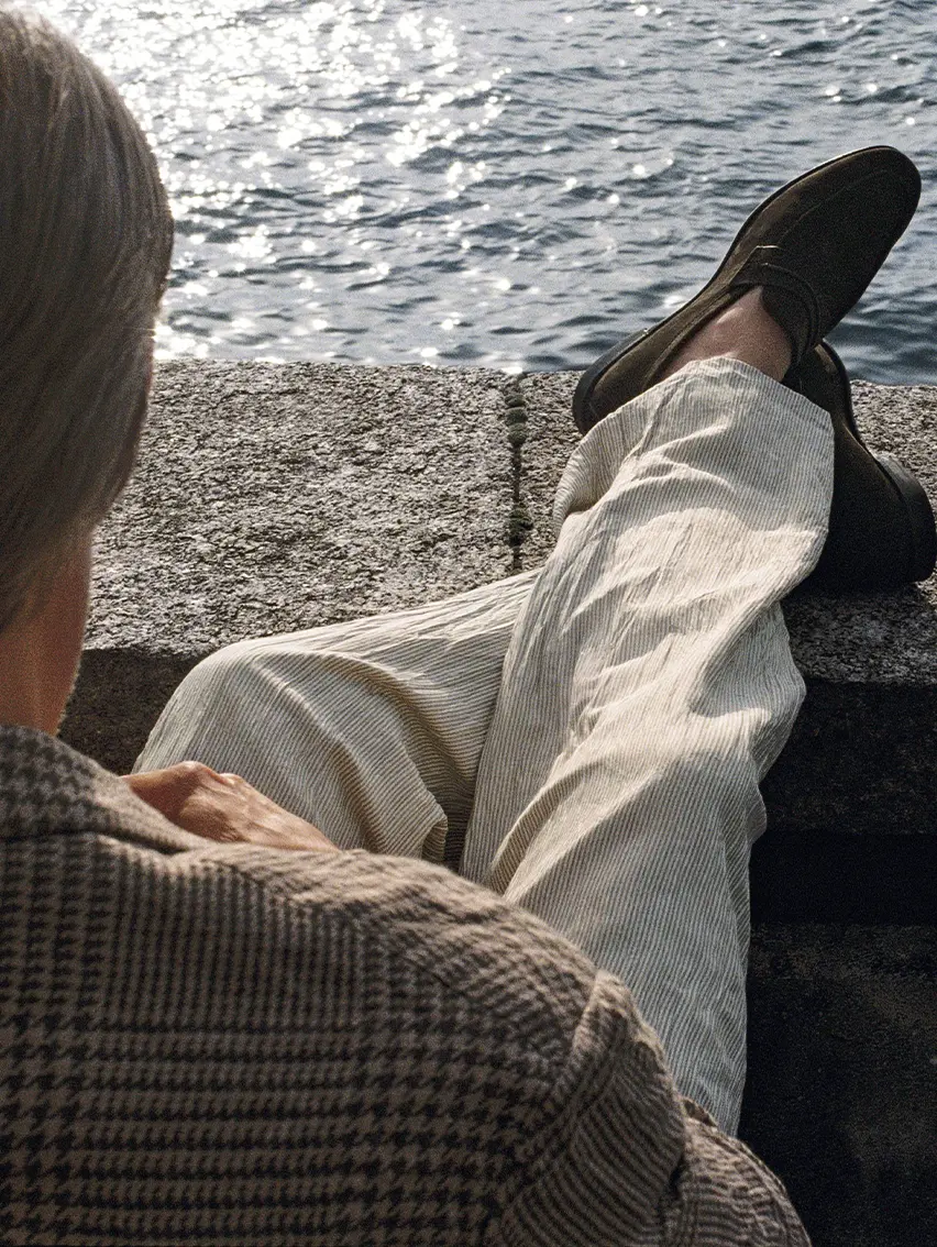 Mads Mikkelsen 身穿優雅的 ZEGNA 2026 春夏造型，配搭麻布長褲及麻布外套。