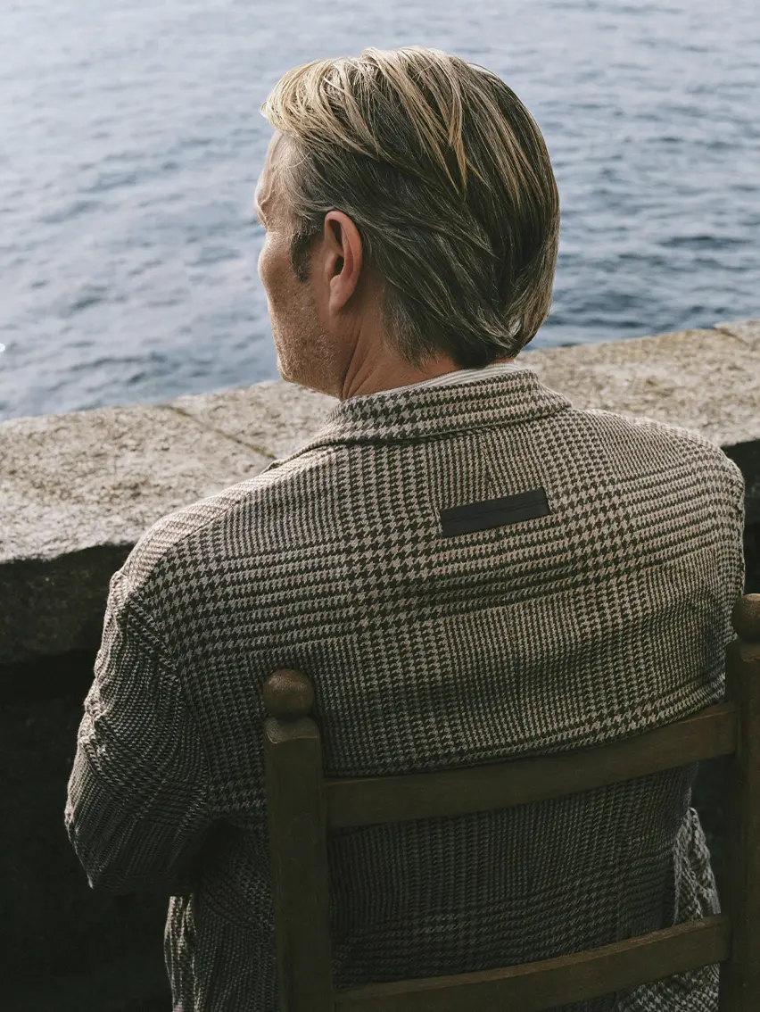 Mads Mikkelsen 身穿優雅的 ZEGNA 2026 春夏造型，配搭麻布長褲及麻布外套。