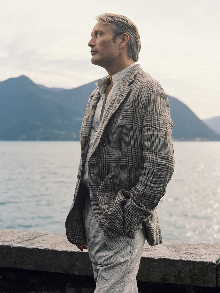 Mads Mikkelsen 身穿優雅的 ZEGNA 2026 春夏造型，配搭麻布長褲及麻布外套。
