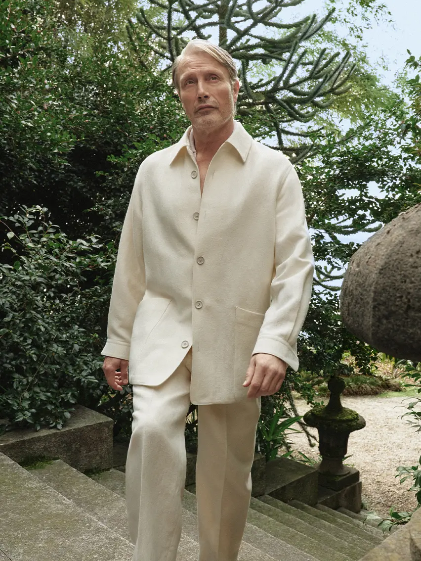 Mads Mikkelsen 在湖畔花園身穿 ZEGNA 2026 春夏系列精緻造型。