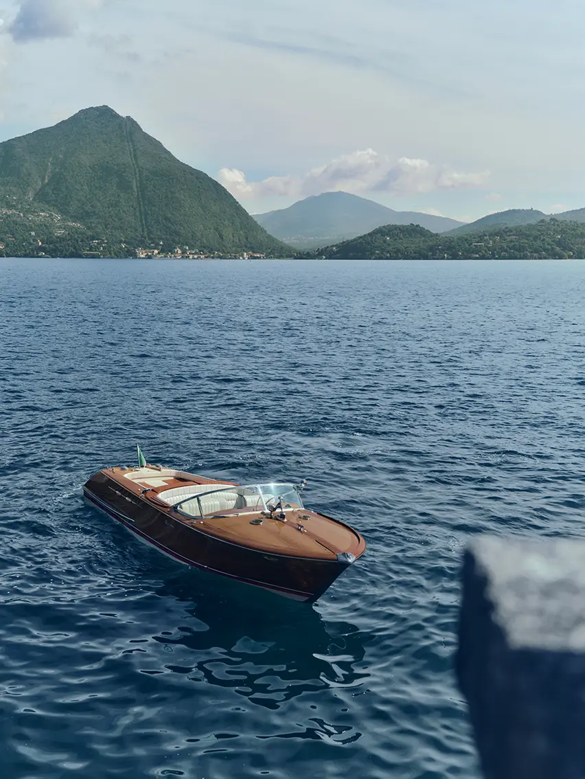 Riva Aquarama 遊艇正在馬焦雷湖水域航行。