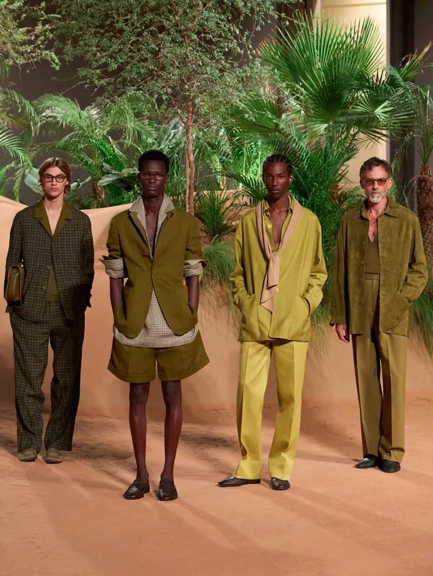 模特在 ZEGNA(杰尼亚)2026 夏季时装发布会上摆造型。