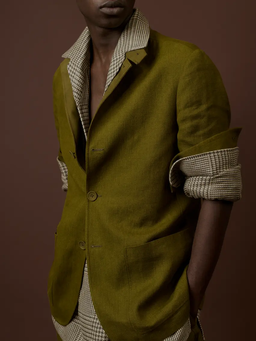 模特在 ZEGNA(杰尼亚)2026 夏季时装发布会上摆造型。