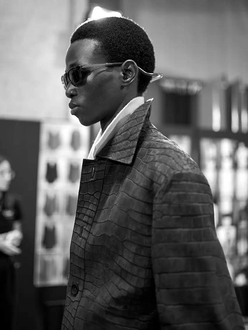 ZEGNA(杰尼亚)2026 夏季时装发布会后台,模特身穿质感外套搭配太阳镜。