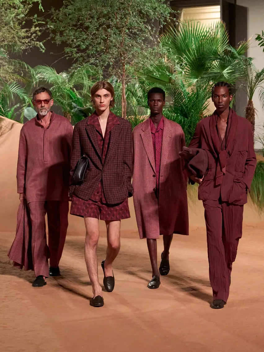 模特在 ZEGNA(杰尼亚)2026 夏季时装发布会上摆造型。