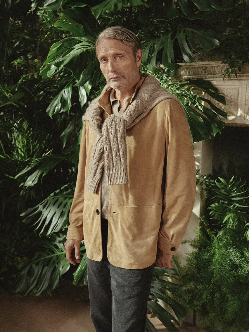 Mads Mikkelsen 身穿 SECONDSKIN Conte 外套及混色麻布-山羊絨-絲綢毛衣，展現 ZEGNA SS26 魅力。
