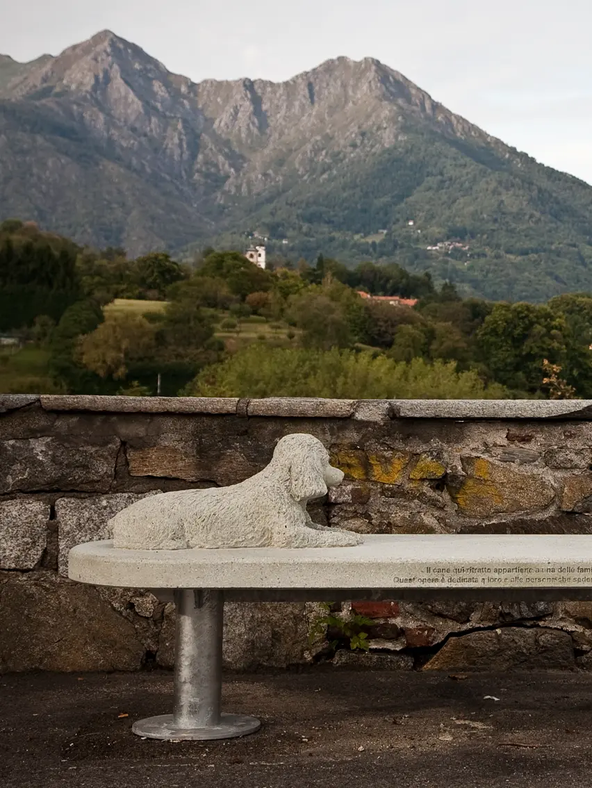 Alberto Garutti Dedicato alle persone che sedendosi qui ne parleranno outdoor concrete bench sculpture 2009 at ZEGNA HQ.
