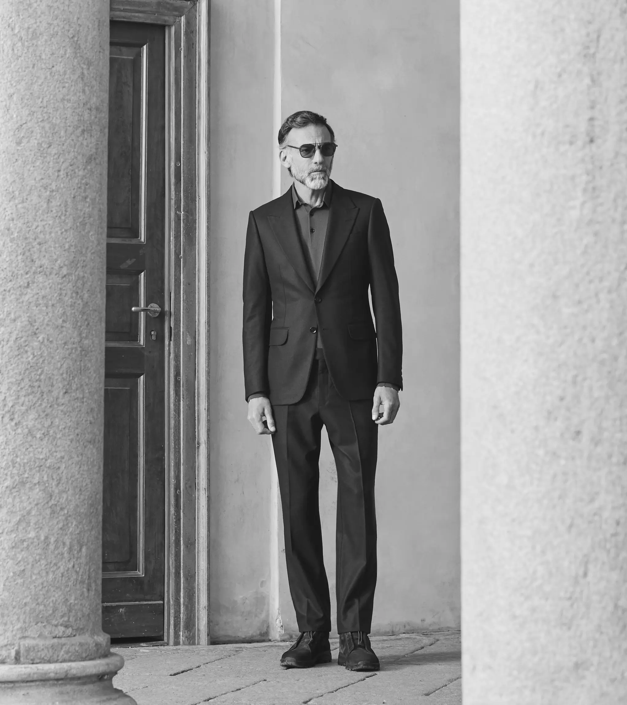 一位男士穿着 ZEGNA(杰尼亚)Torino 风格专属定制西装套装。