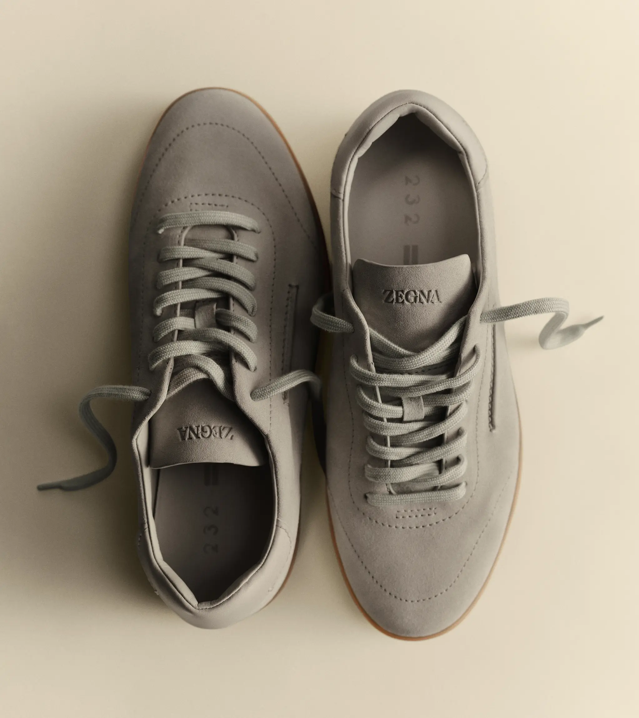 FW26 系列 ZEGNA 232 灰色麂皮運動鞋俯瞰圖。