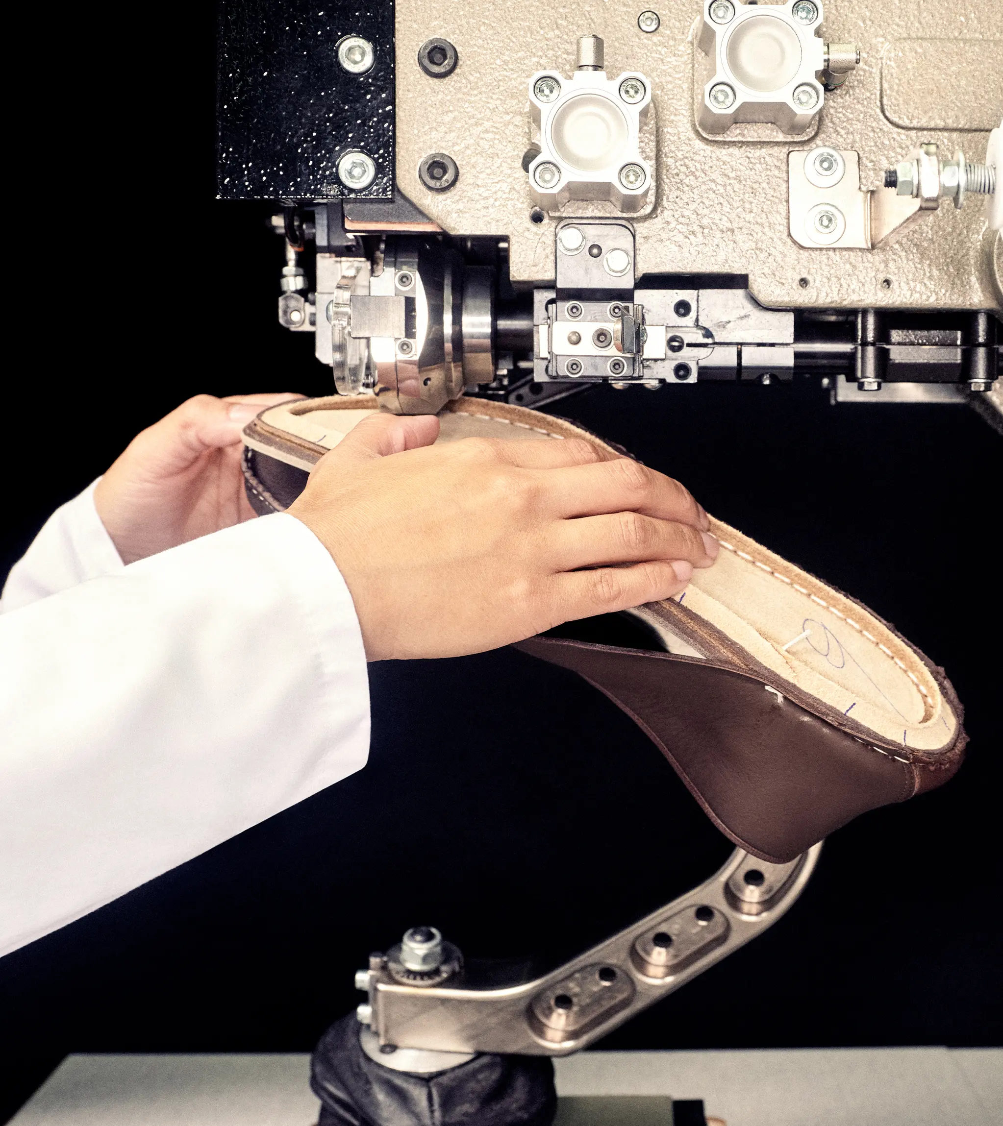 工艺精湛的工匠正在缝制 ZEGNA（杰尼亚）Mocassin 乐福鞋的鞋底。