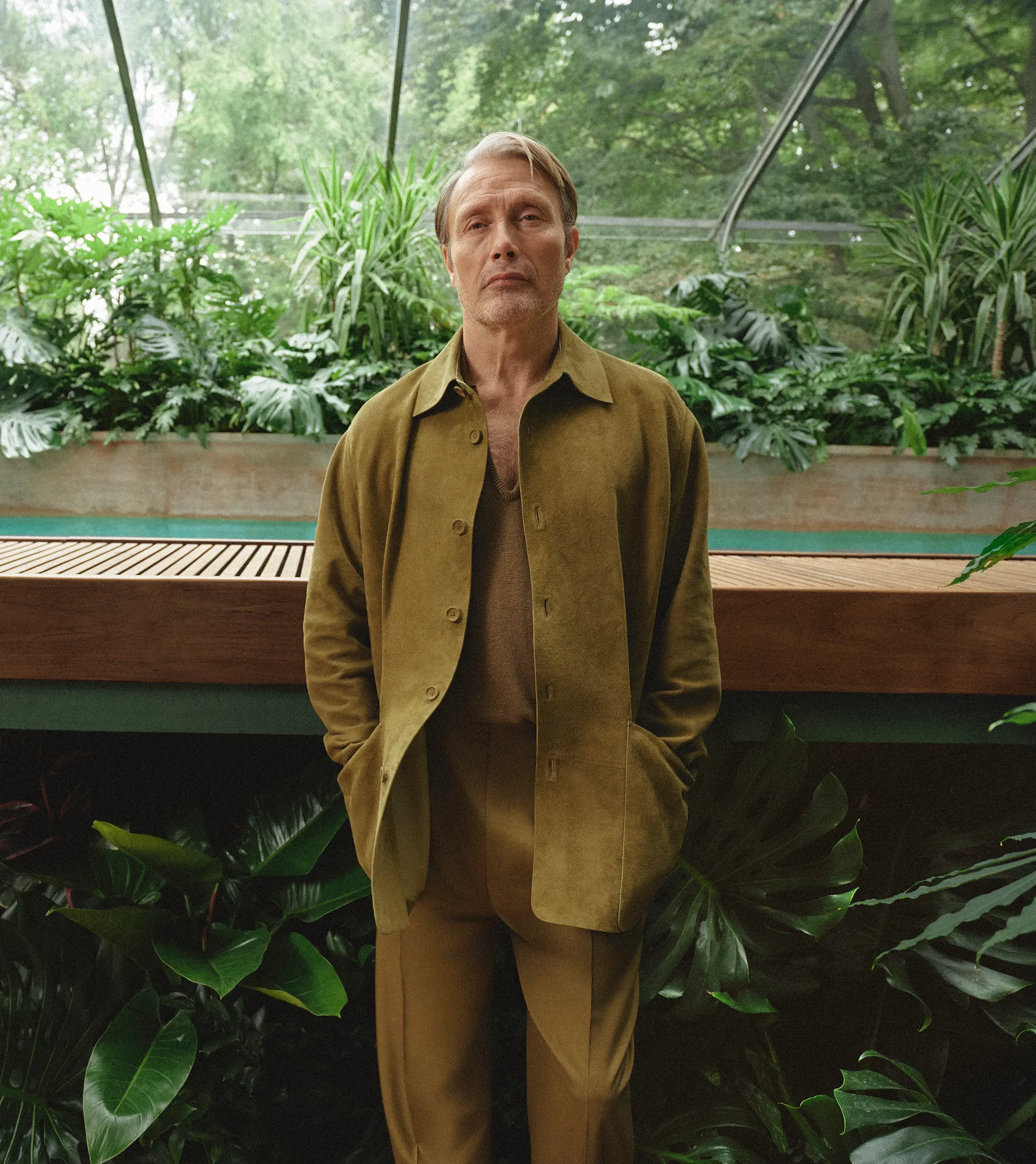 Mads Mikkelsen 身着 SECONDSKIN 皮革夹克与裤子，演绎 ZEGNA（杰尼亚）ss26 时装秀造型。