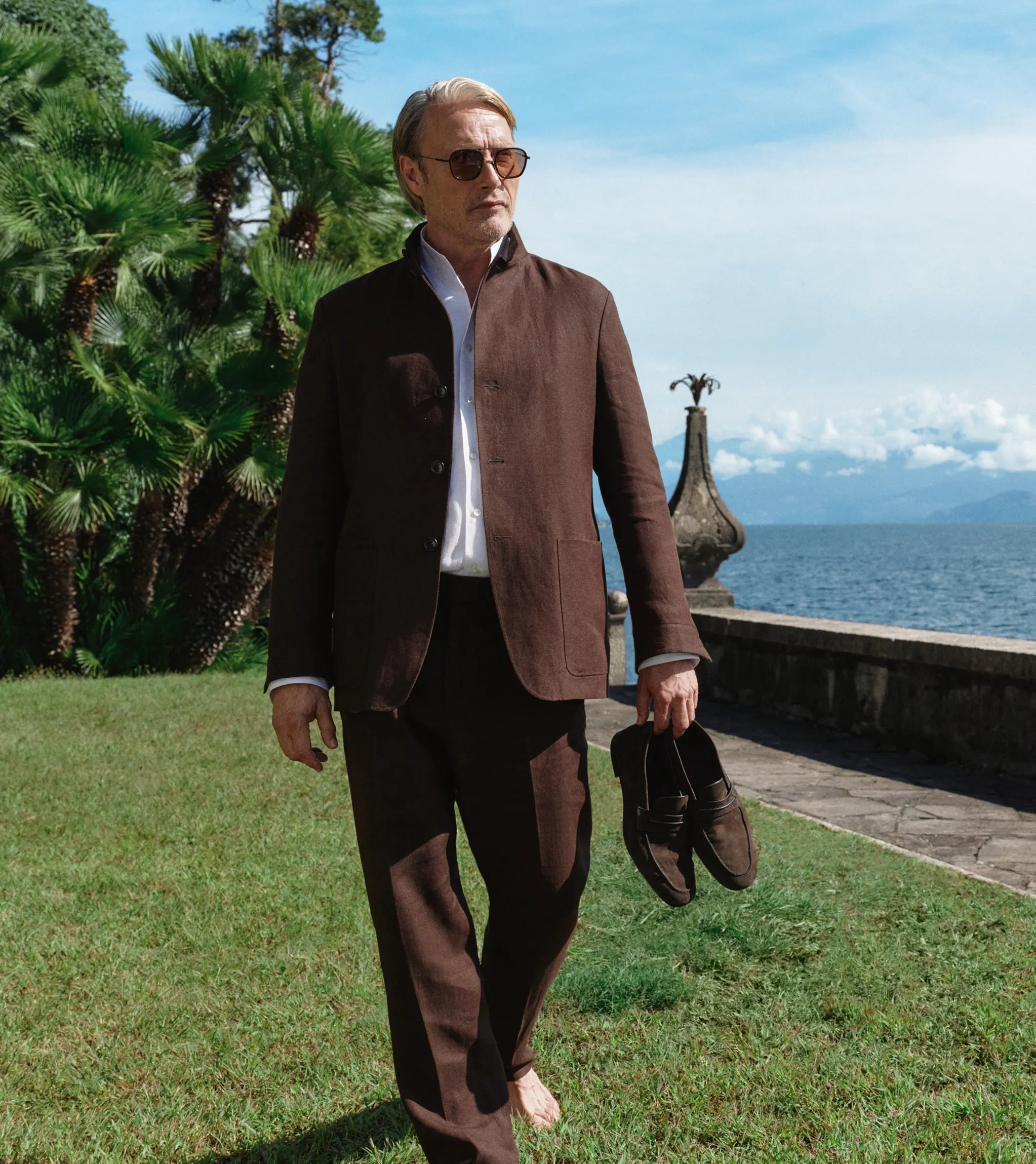 Mads Mikkelsen 身穿 ZEGNA（杰尼亚）2026 春夏系列新品，于湖畔花园之间尽显从容格调。