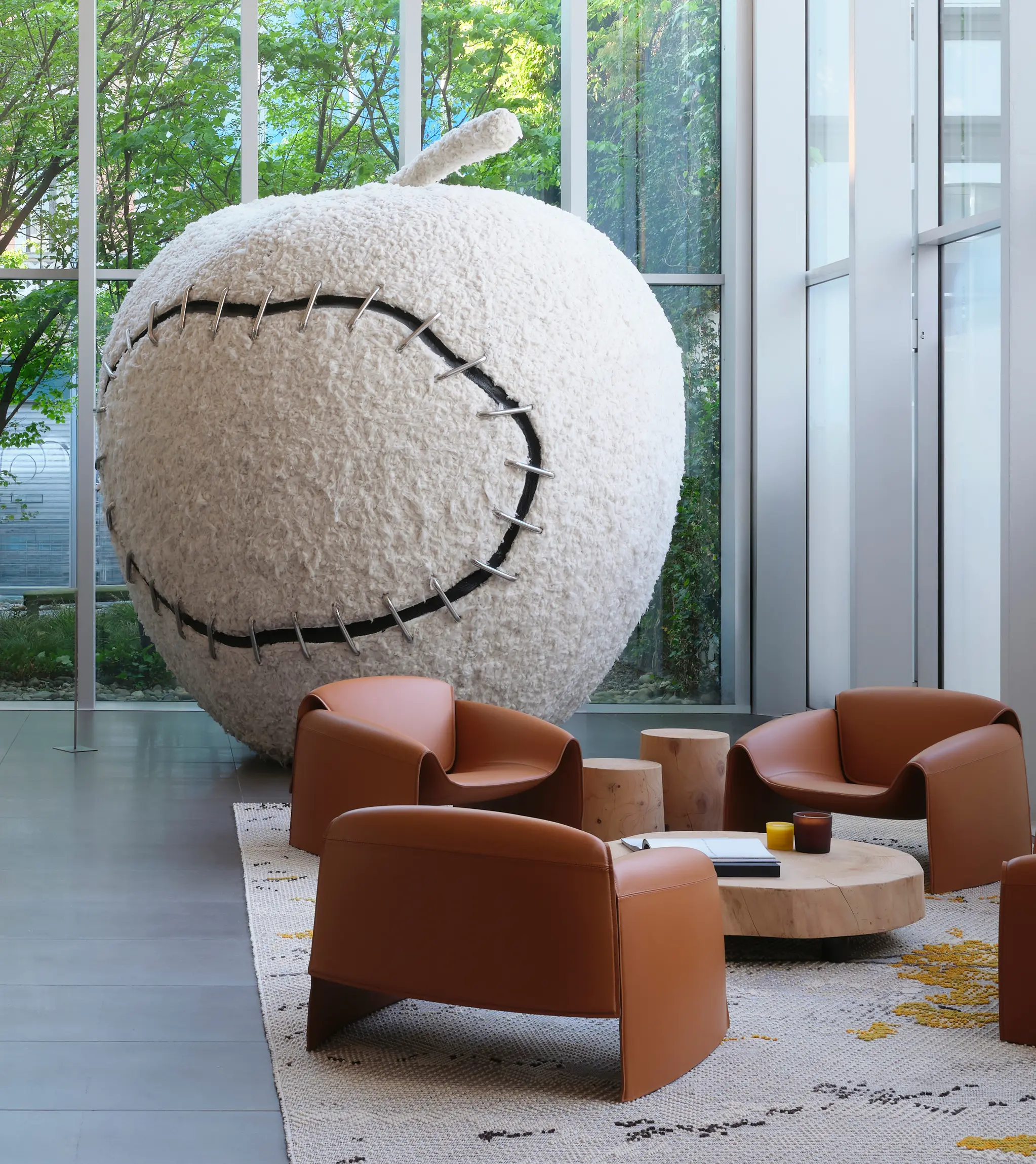 Michelangelo Pistoletto 于 2007 年创作的混合媒介作品《Woollen – The Reinstated Apple》，于 ZEGNA（杰尼亚）总部展出。