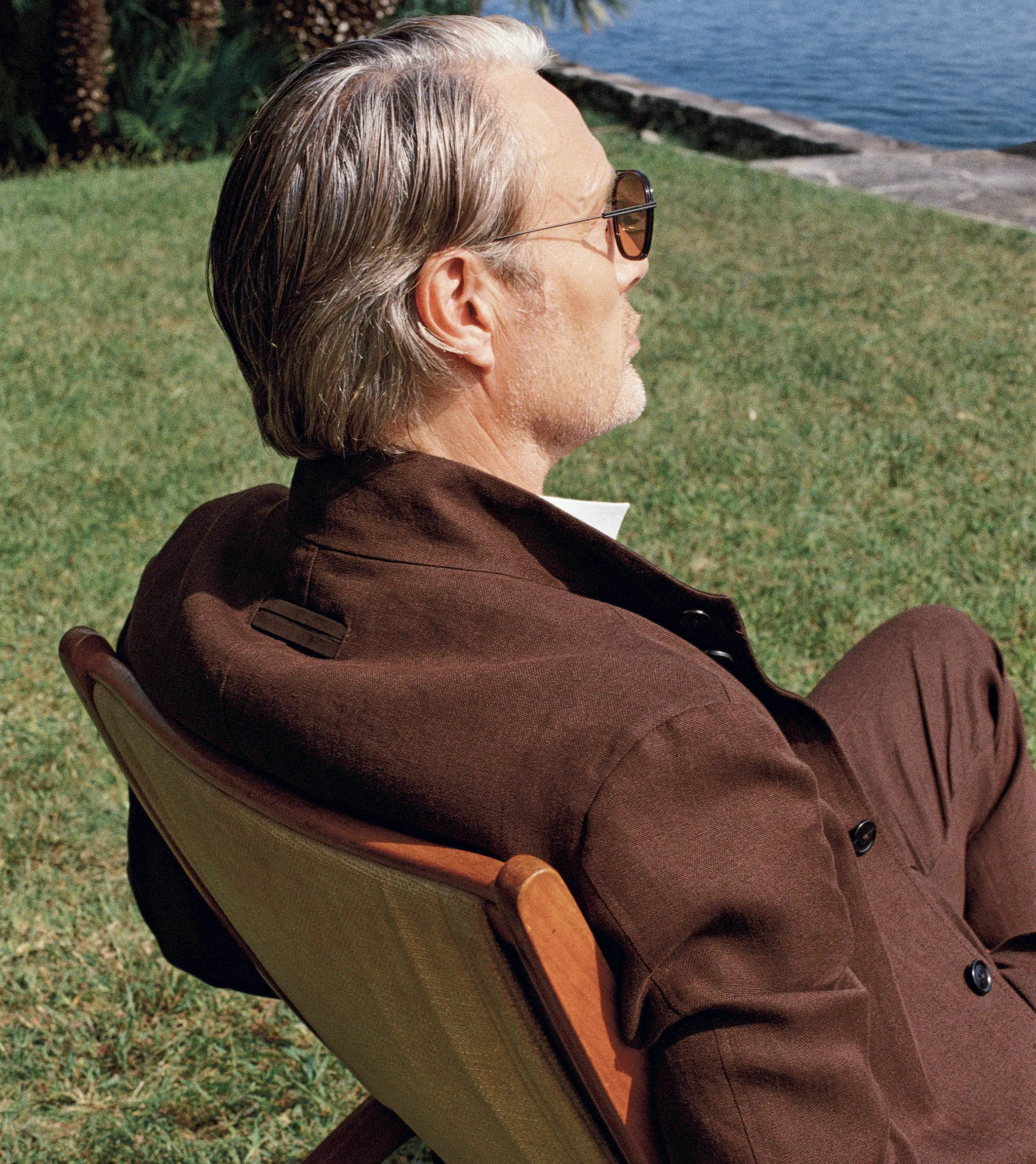 Mads Mikkelsen 在湖畔花園身穿 ZEGNA 2026 春夏系列精緻造型。