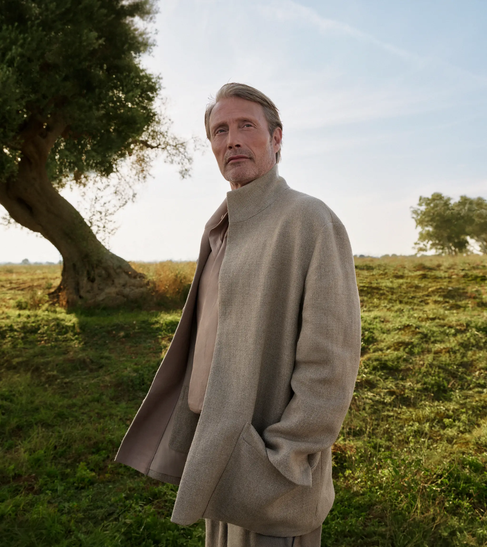 Mads Mikkelsen 身着 ZEGNA(杰尼亚)2025 春夏系列大衣演绎高级定制造型。