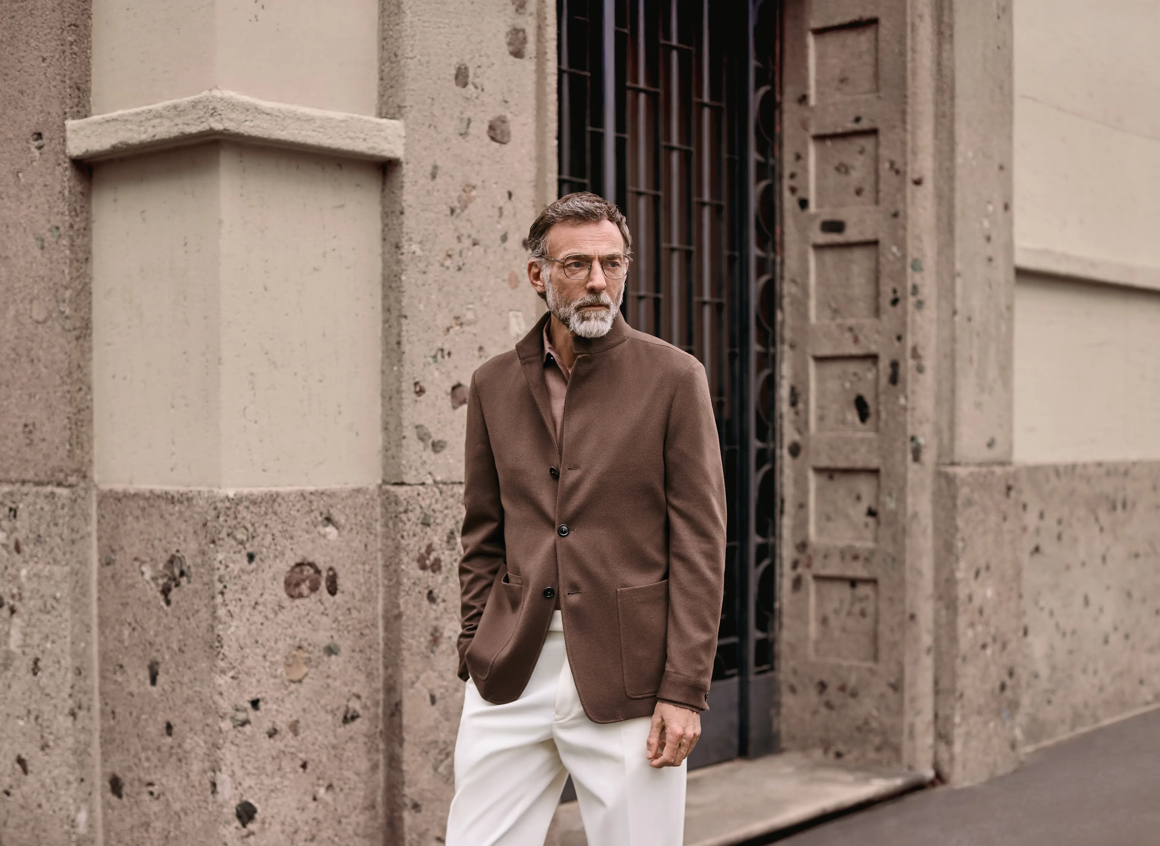 优雅秋季服饰搭配 Il Conte 夹克与白色裤子,照片摄于都灵,彰显 ZEGNA(杰尼亚)FW25 系列风采。