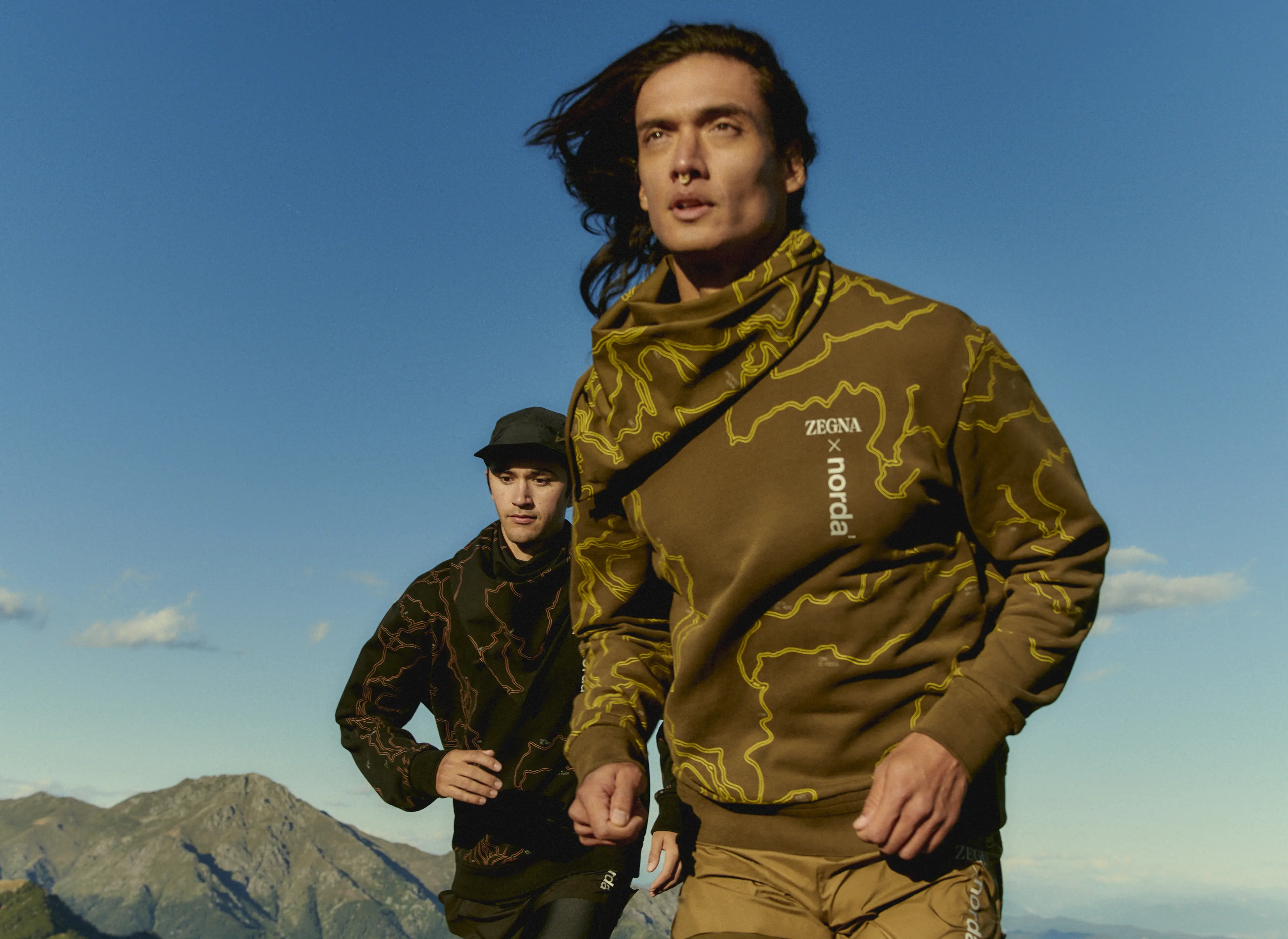 身着 ZEGNA(杰尼亚)Outdoor collection 服装的越野跑运动员们。