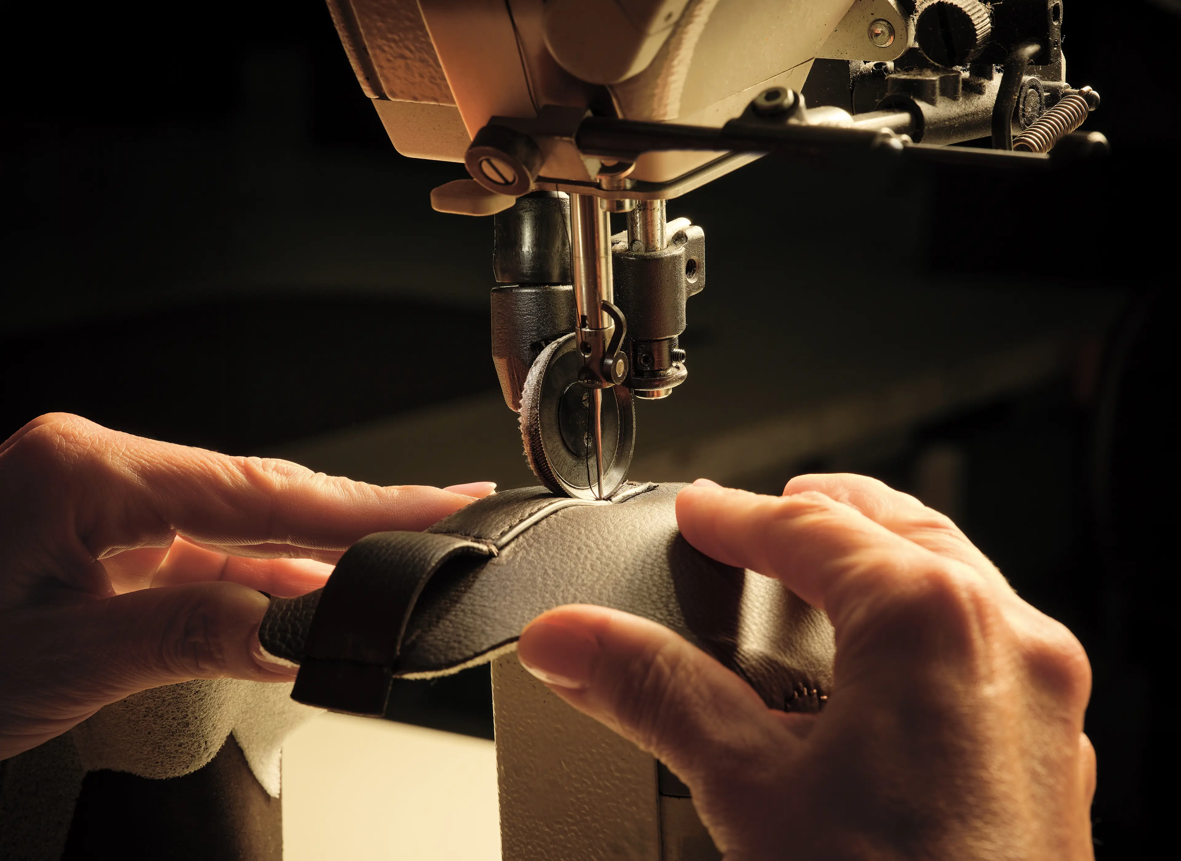 ZEGNA(杰尼亚)工匠将一片片皮革缝在一起,制作 Triple Stitch™ SECONDSKIN 运动鞋的图片。