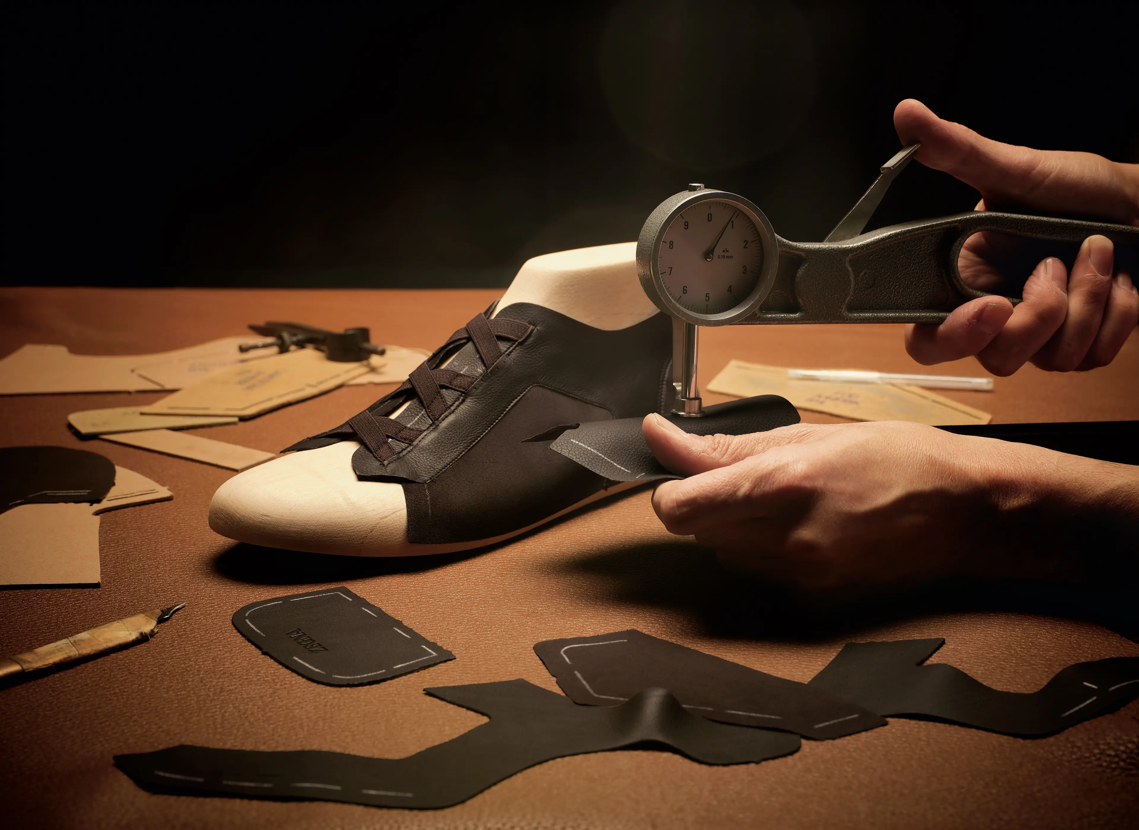 ZEGNA(杰尼亚)工匠用 SECONDSKIN 皮革制作 Triple Stitch™ 经典运动鞋。