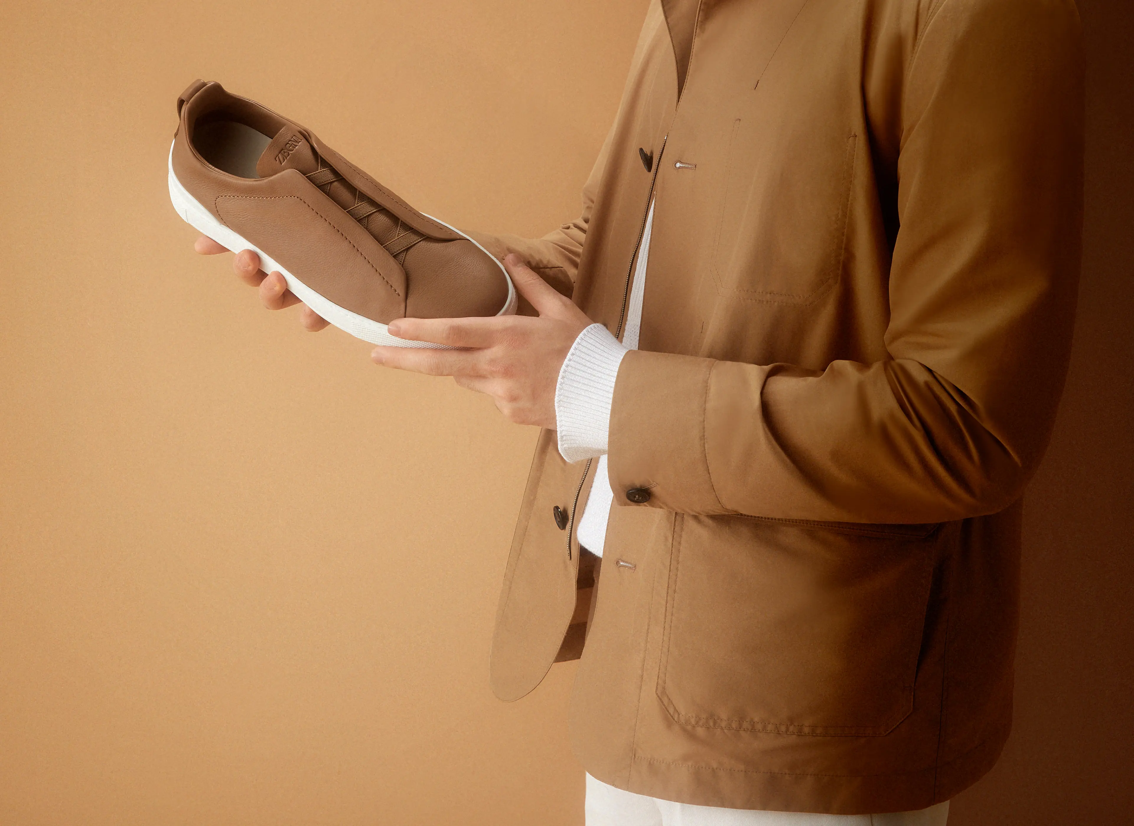 ZEGNA(杰尼亚)全球形象大使吴磊在视频中介绍了新款 Triple Stitch SECONDSKIN 皮革运动鞋的精湛工艺和别具一格的特色。
