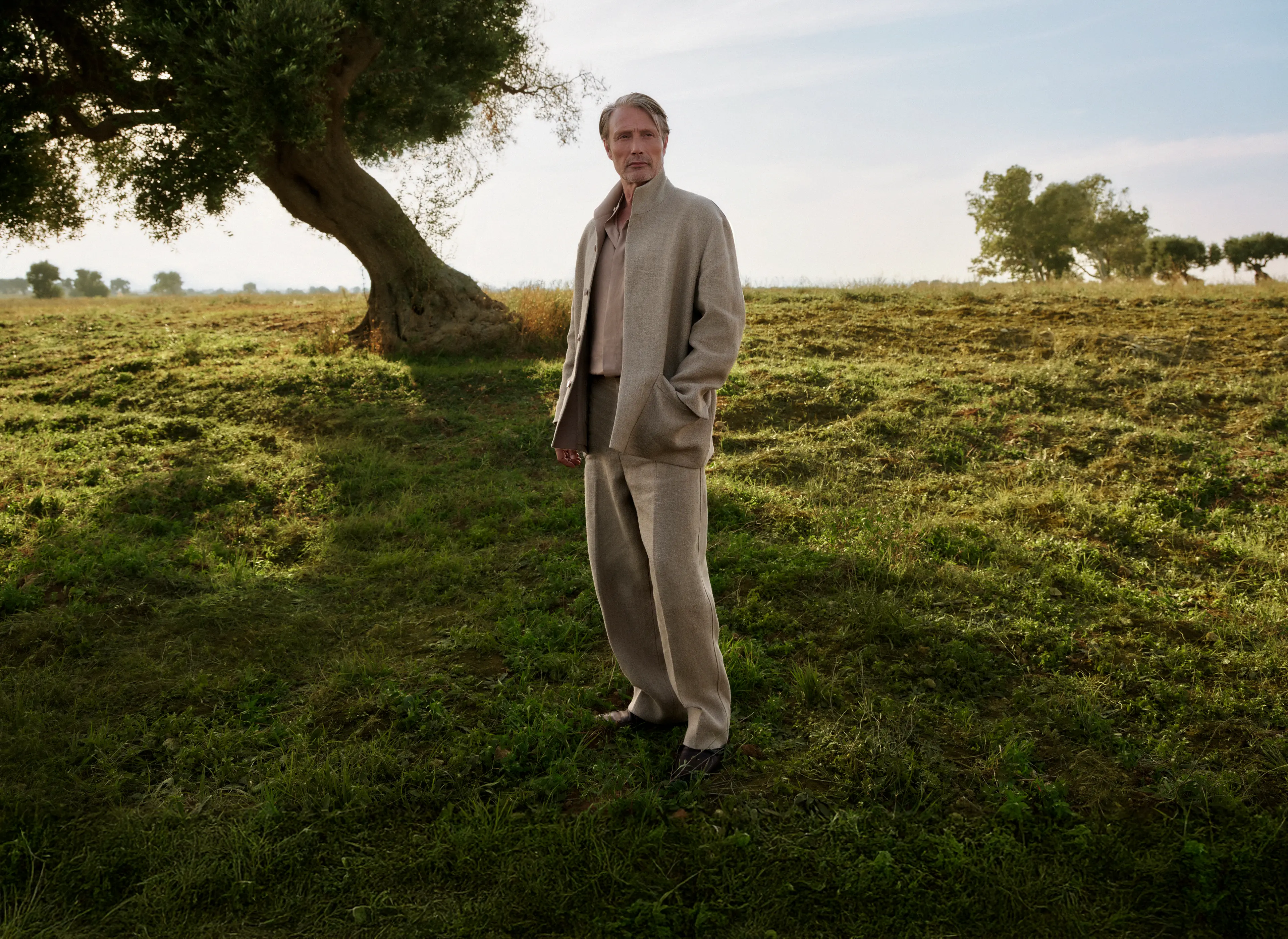 Mads Mikkelsen 身穿精緻的麻布服裝,配搭 ZEGNA SS25 系列的皮革便鞋。
