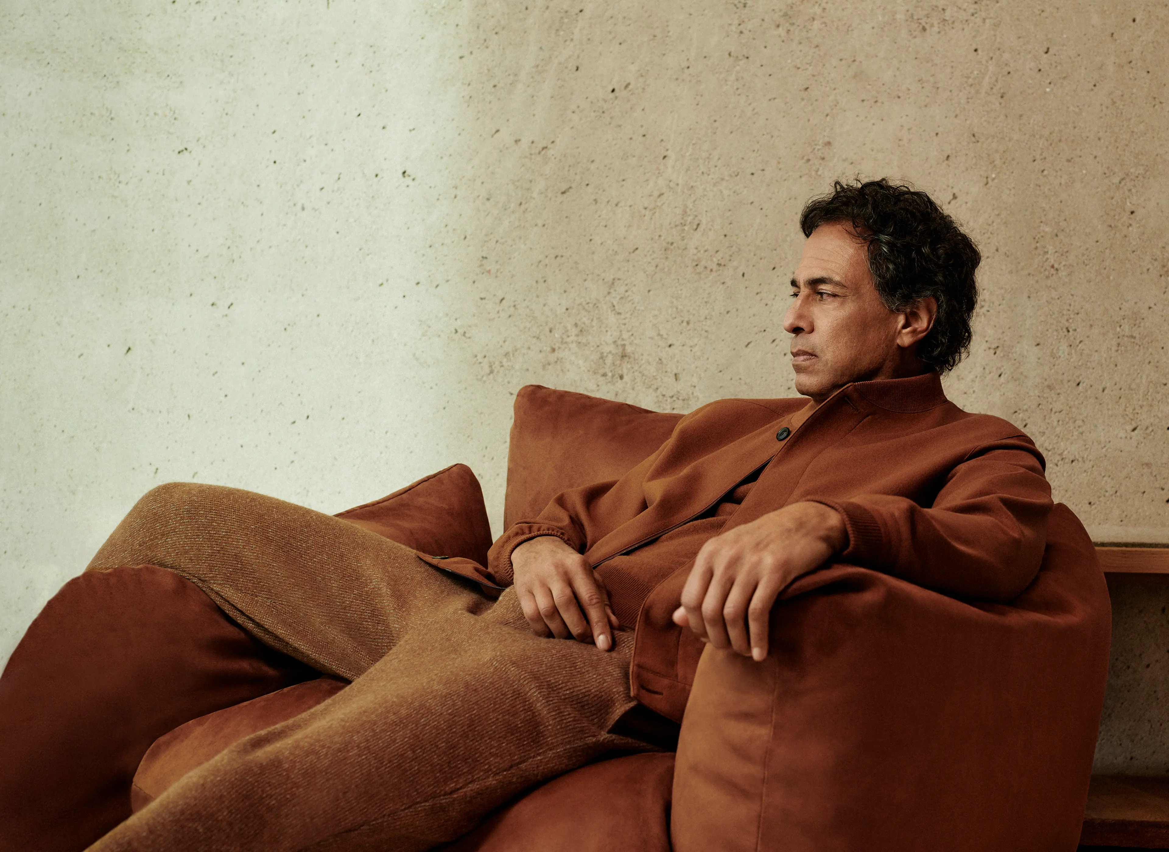 一位坐着的男士身穿 zegna(杰尼亚)oasi cashmere elements 短夹克