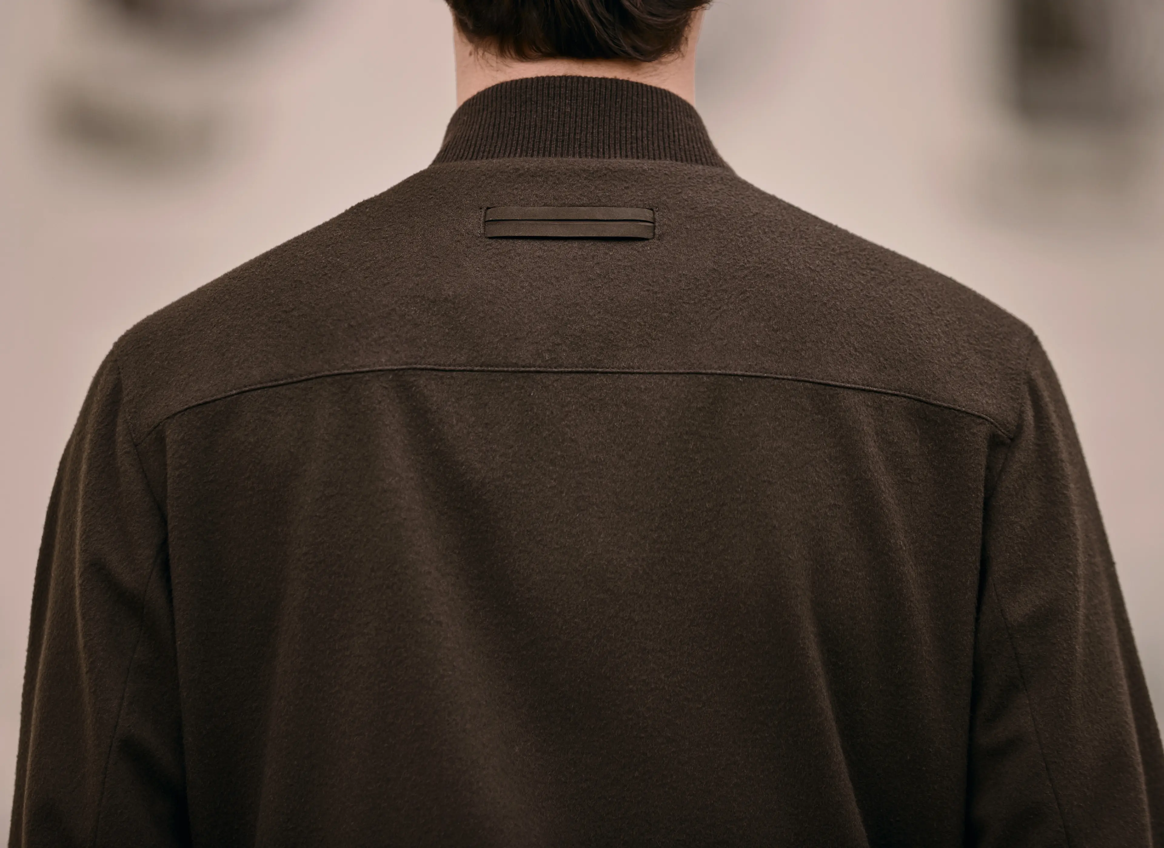 2025 秋冬系列短夹克的背面视图,带有 ZEGNA 232 Road Brand Mark。