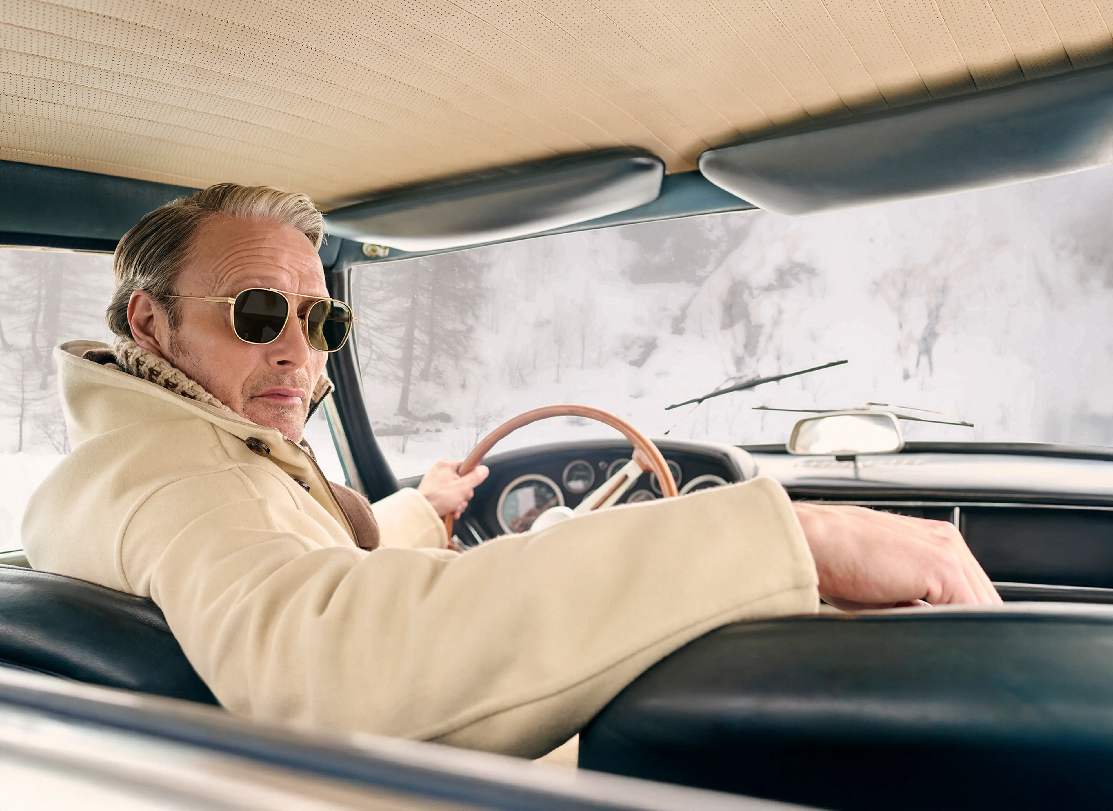 Mads Mikkelsen 身着 ZEGNA（杰尼亚）冬季系列滑雪套装亮相。