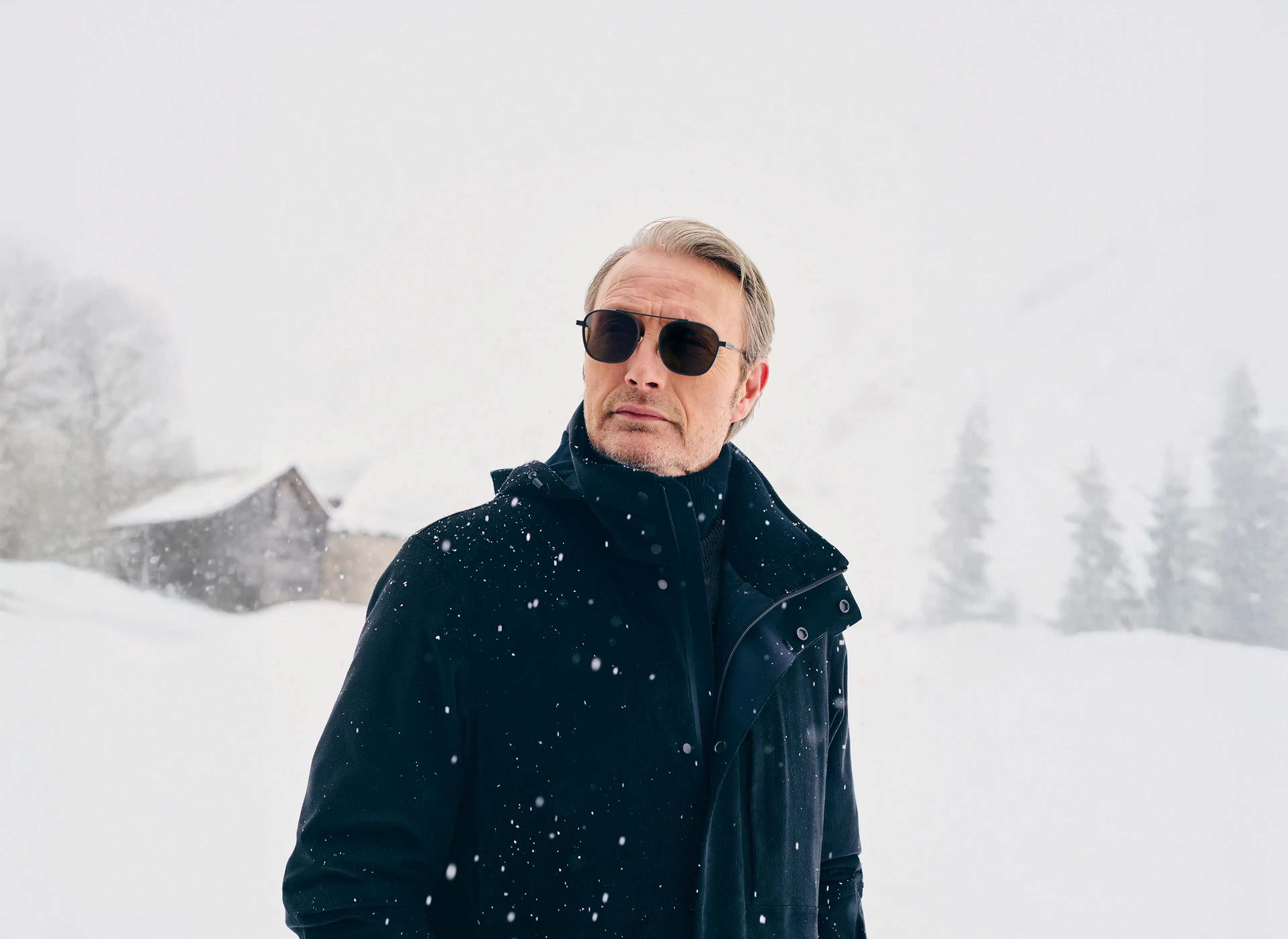 Mads Mikkelsen 身着 ZEGNA（杰尼亚）冬季滑雪套装的造型。