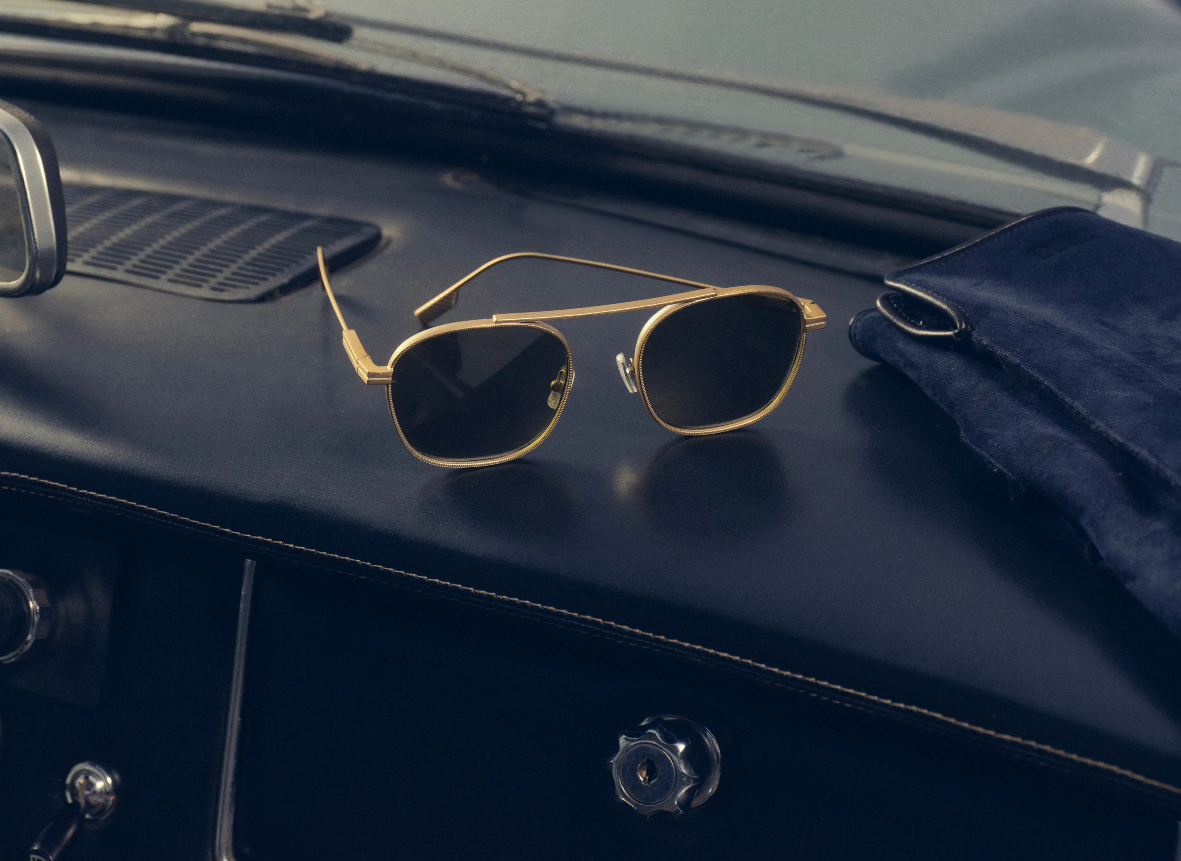 跑车内 ZEGNA（杰尼亚）2025 年秋冬系列太阳镜特写。