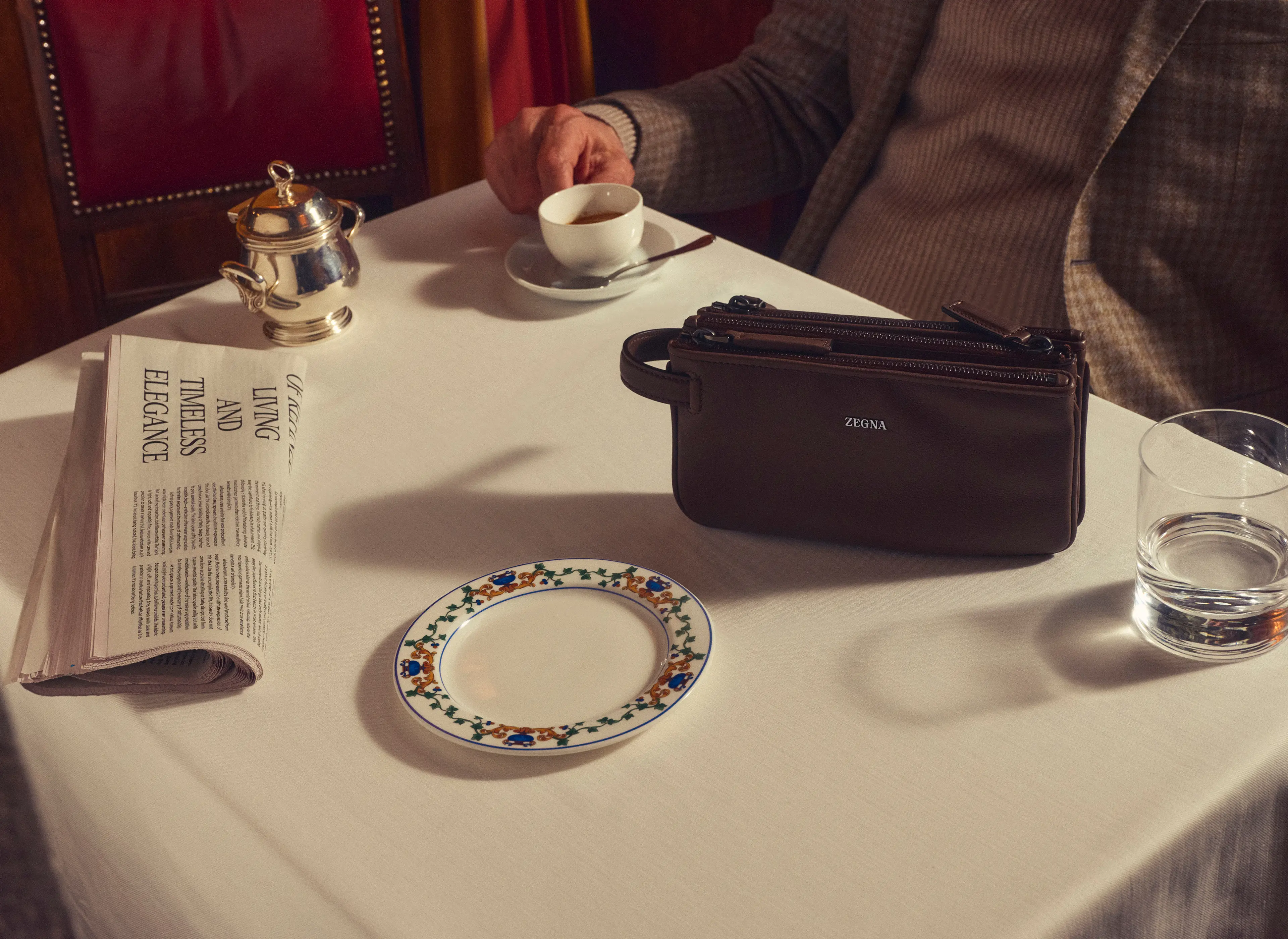ZEGNA 2025 秋冬系列男士皮革手拿包。