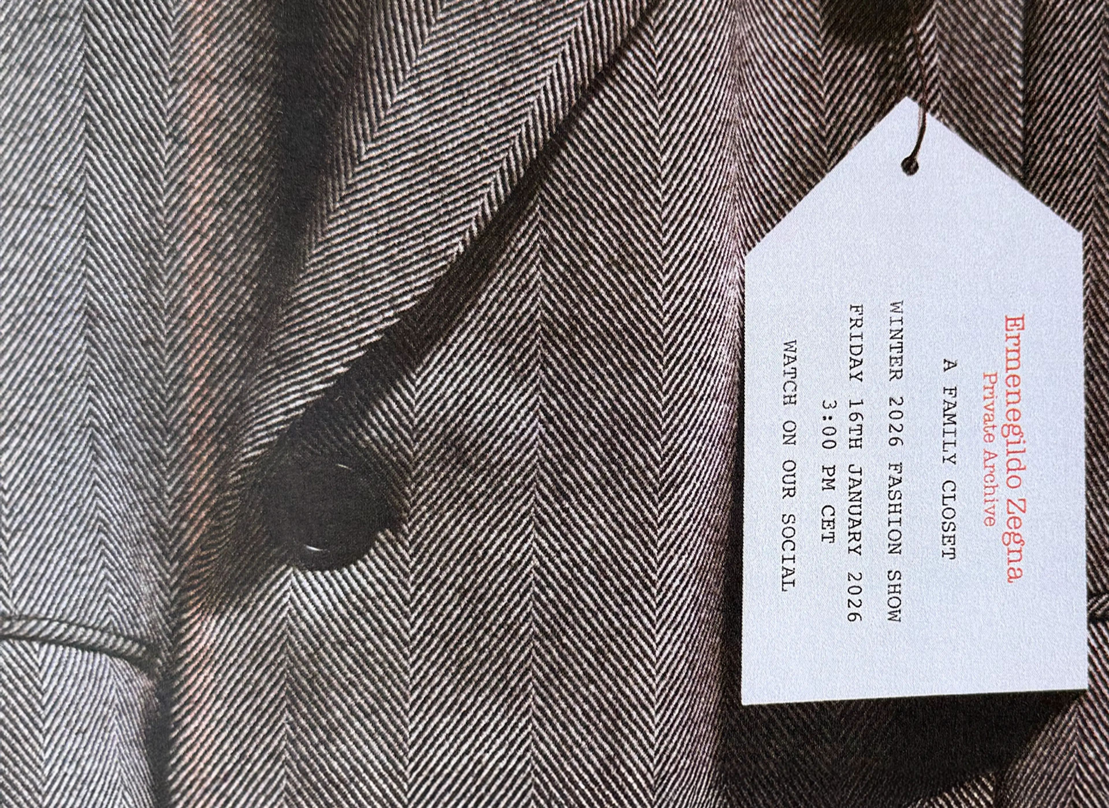 夹克细节特写，标签突出显示2026冬季时装秀的后勤信息。