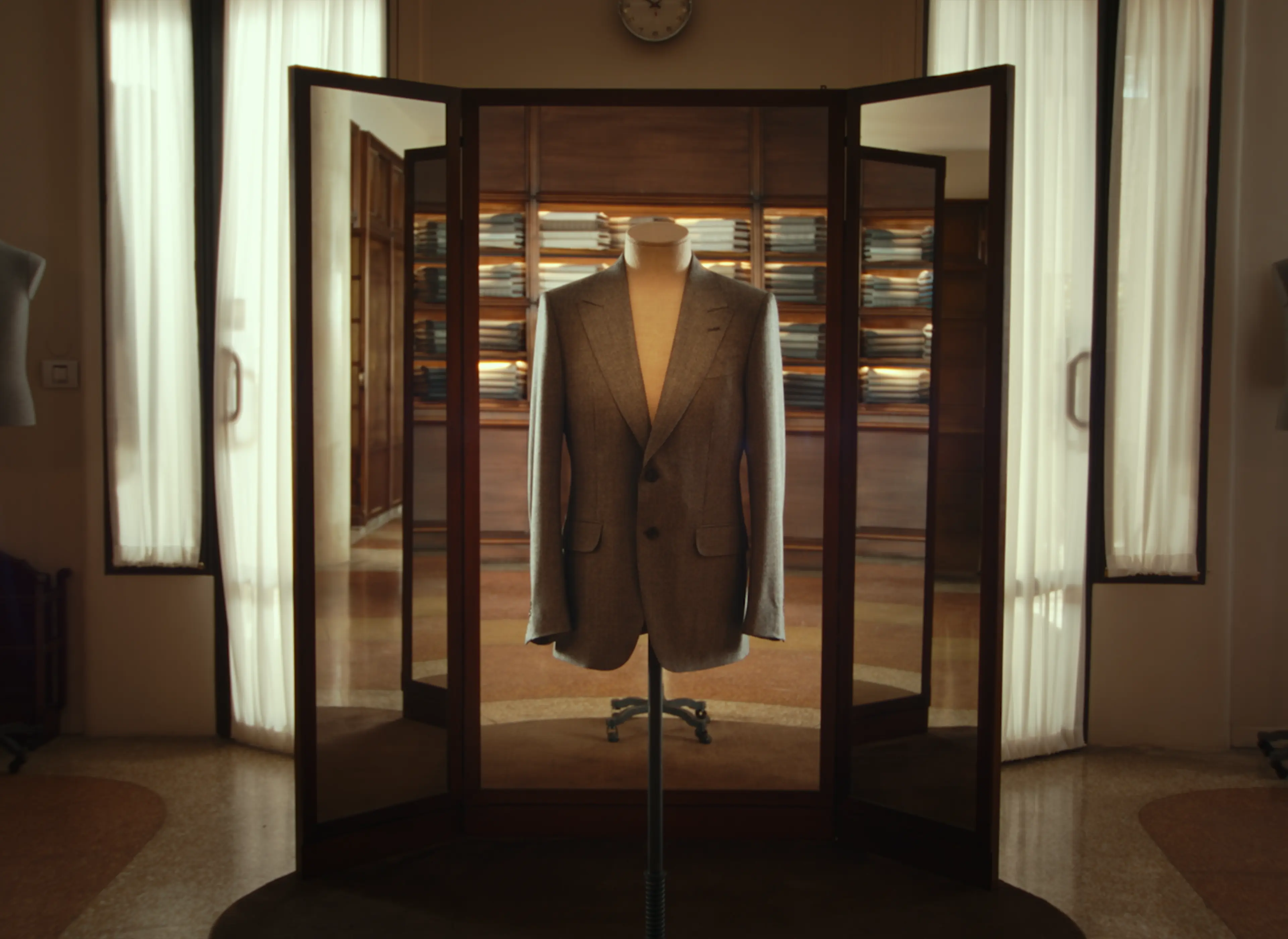 於 ZEGNA 工作室展示的精裁外套。