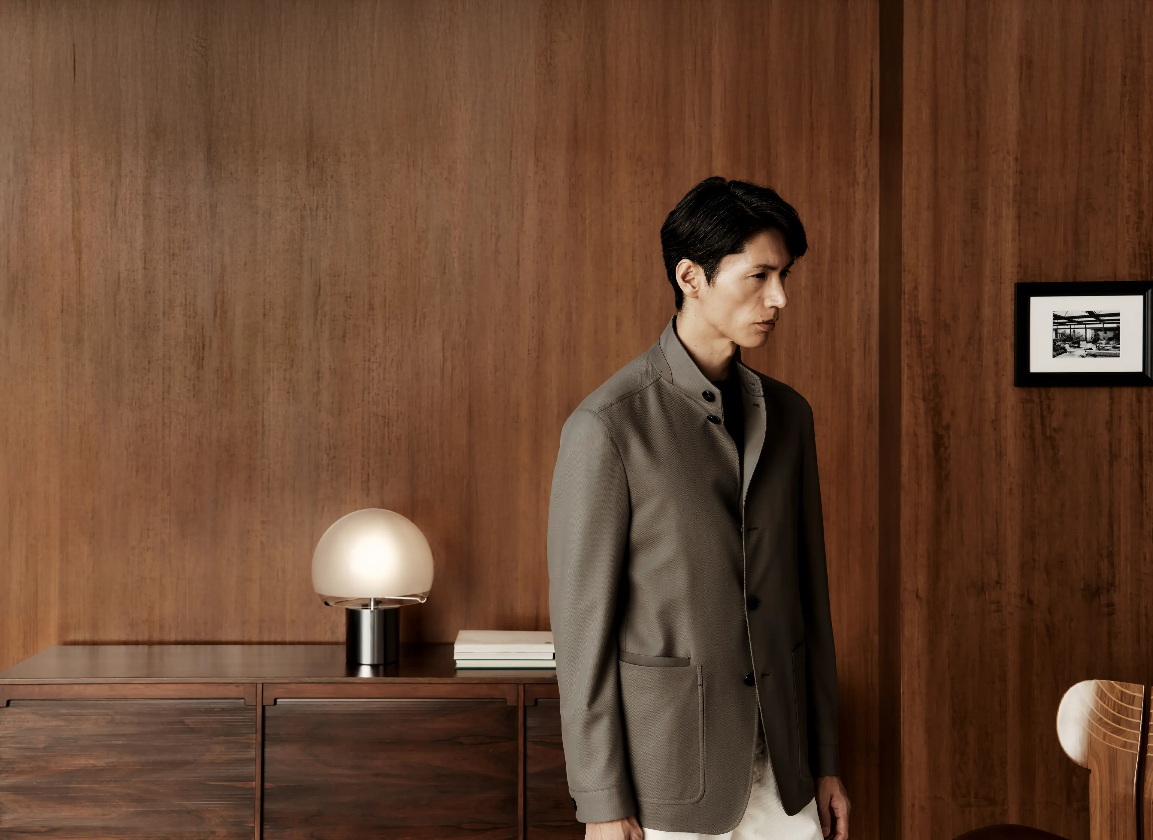 身穿 ZEGNA（杰尼亚）2026 春夏系列休闲奢华服装的男士。