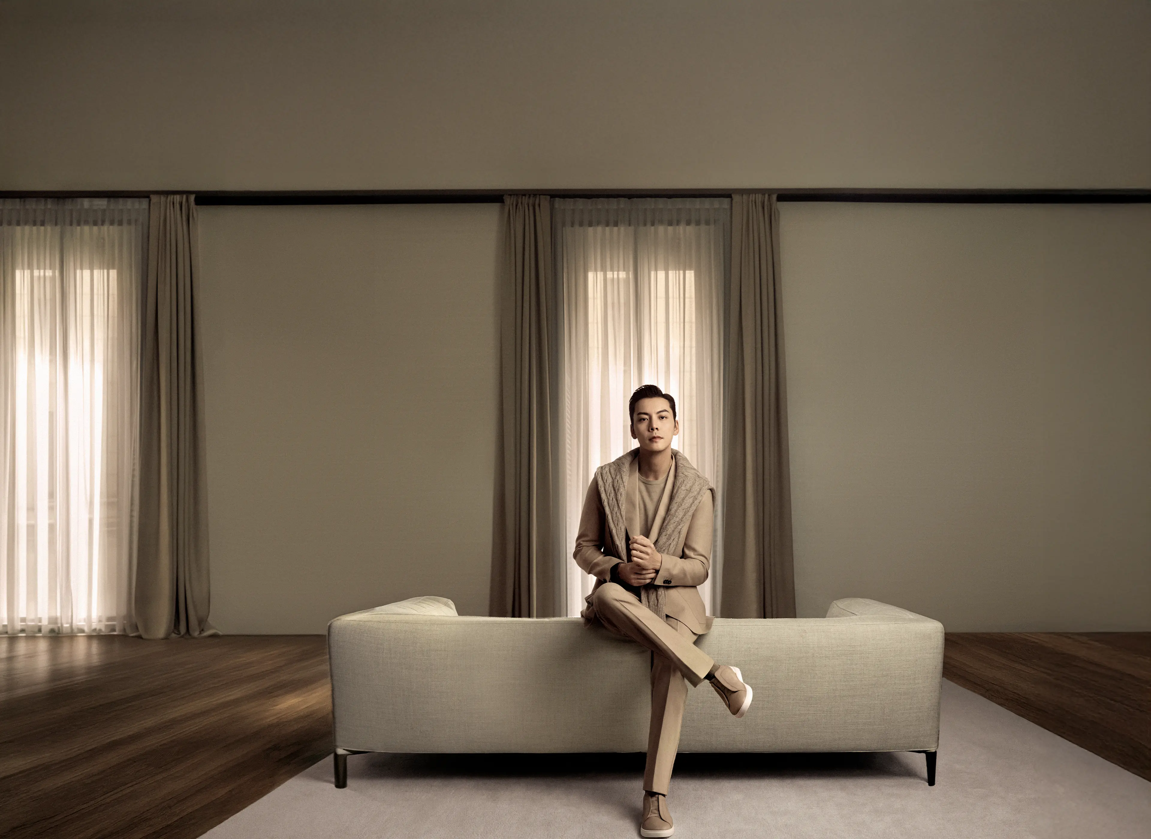 陈伟霆身穿 ZEGNA（杰尼亚）2026 春夏系列的米色服装，其中包括一件针织衫和一双 Triple Stitch 运动鞋。