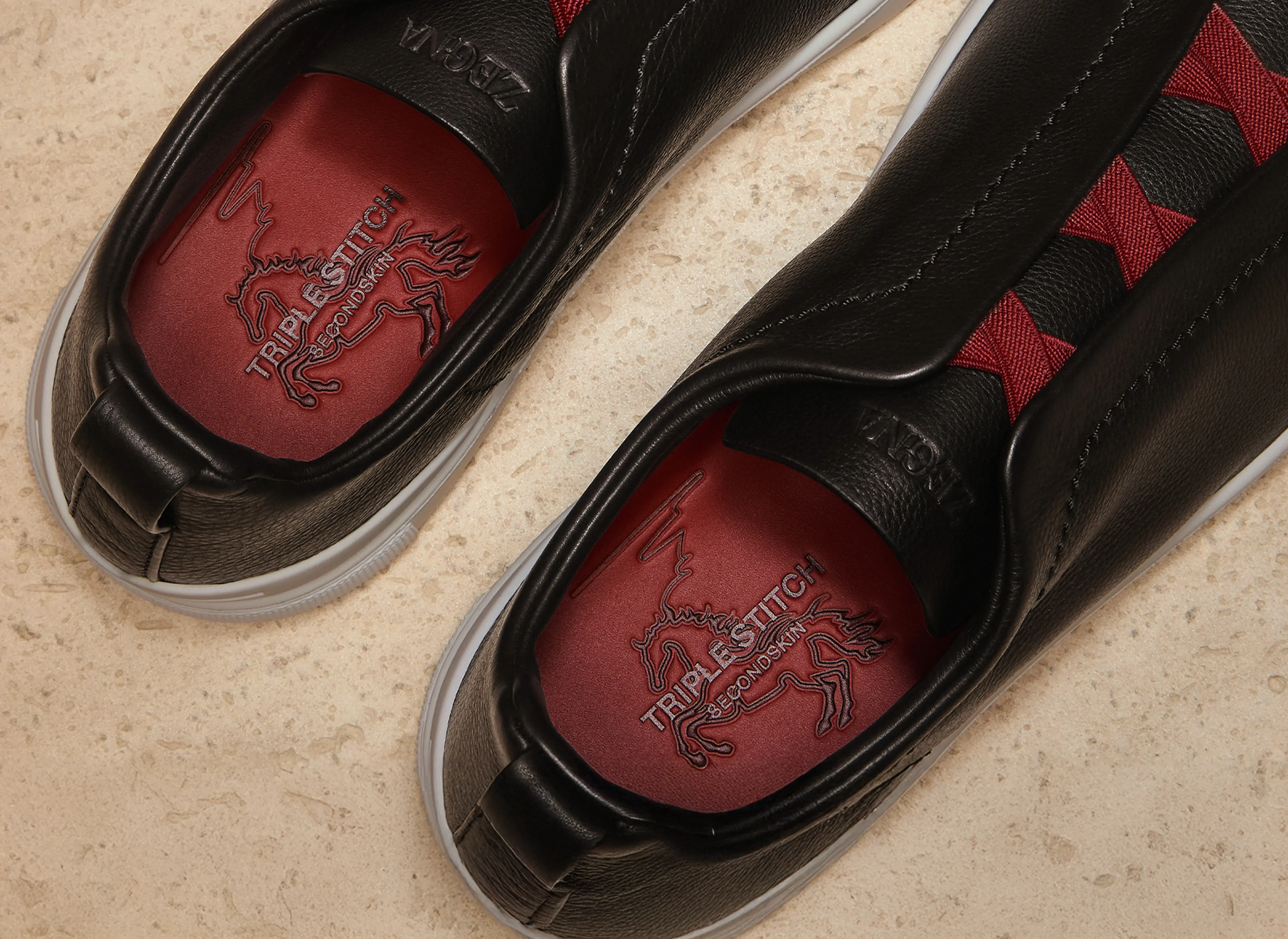 ZEGNA（杰尼亚）马年 SS26 系列 Triple Stitch™ 运动鞋特写。