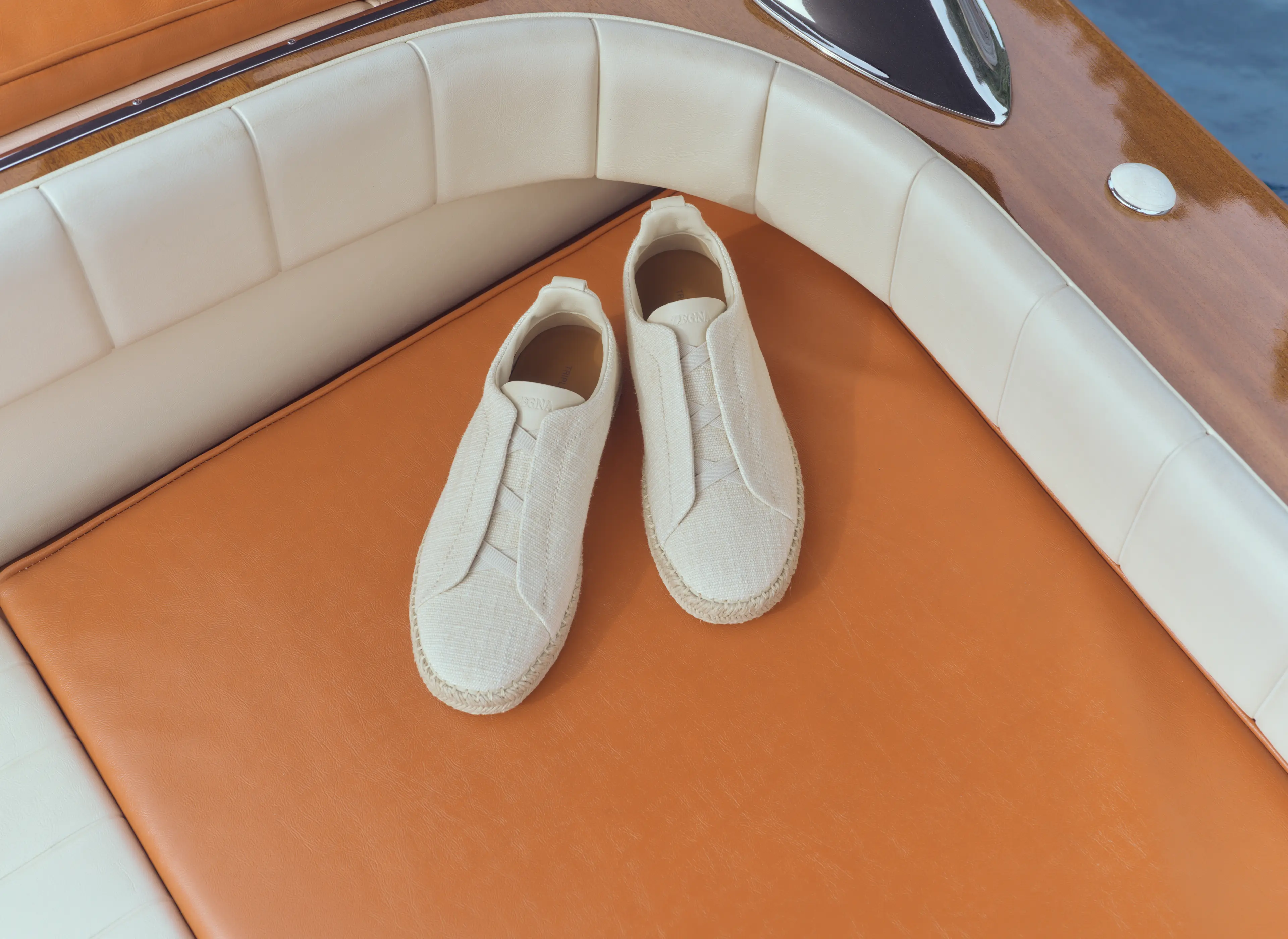 2026 春夏系列的 ZEGNA Triple Stitch 麻布帆布鞋特寫。