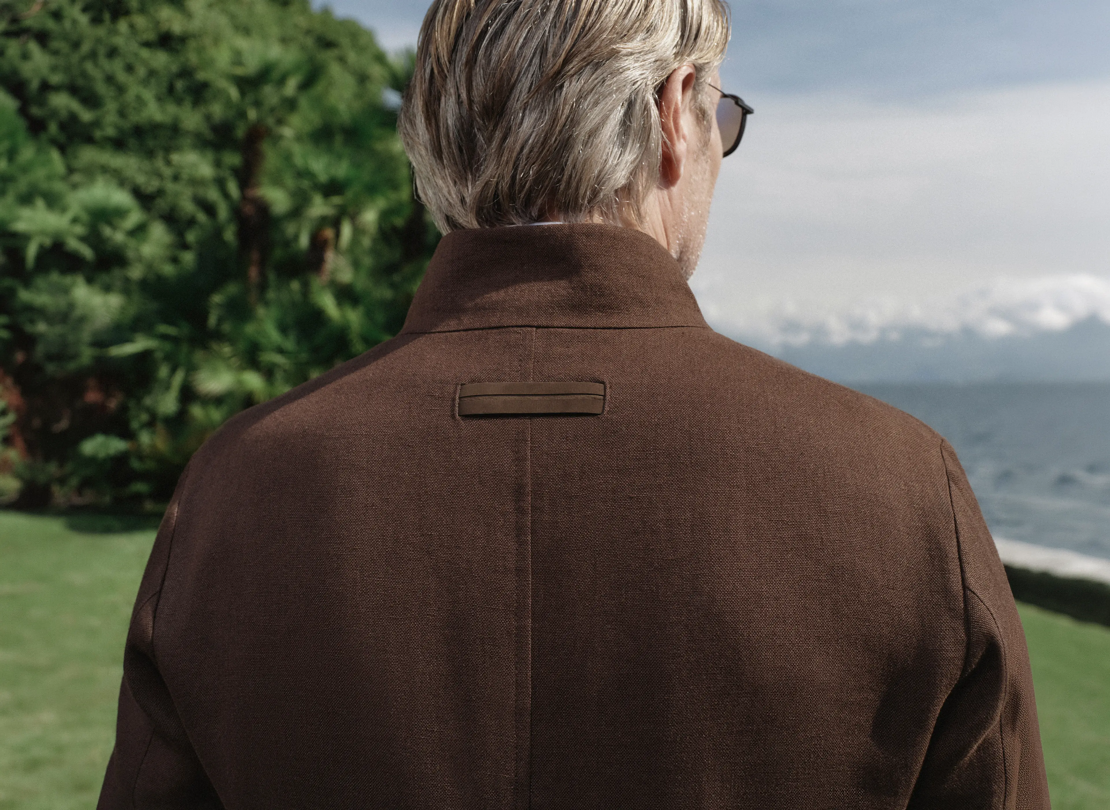 Mads Mikkelsen 背面視圖，顯示 2026 春夏系列 ZEGNA 外套的特寫細節。