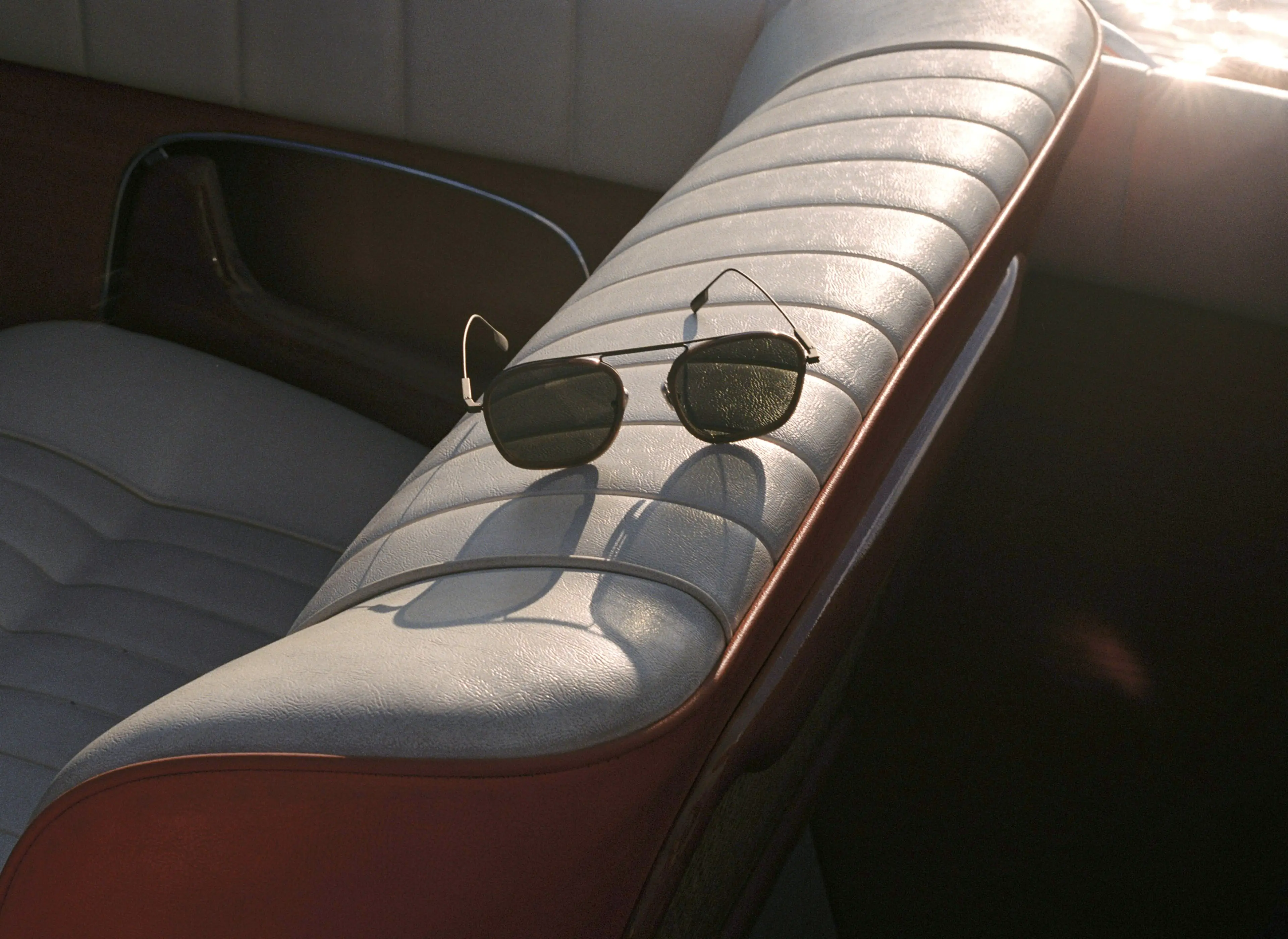 ZEGNA（杰尼亚）2025 年秋冬季系列太阳镜特写。