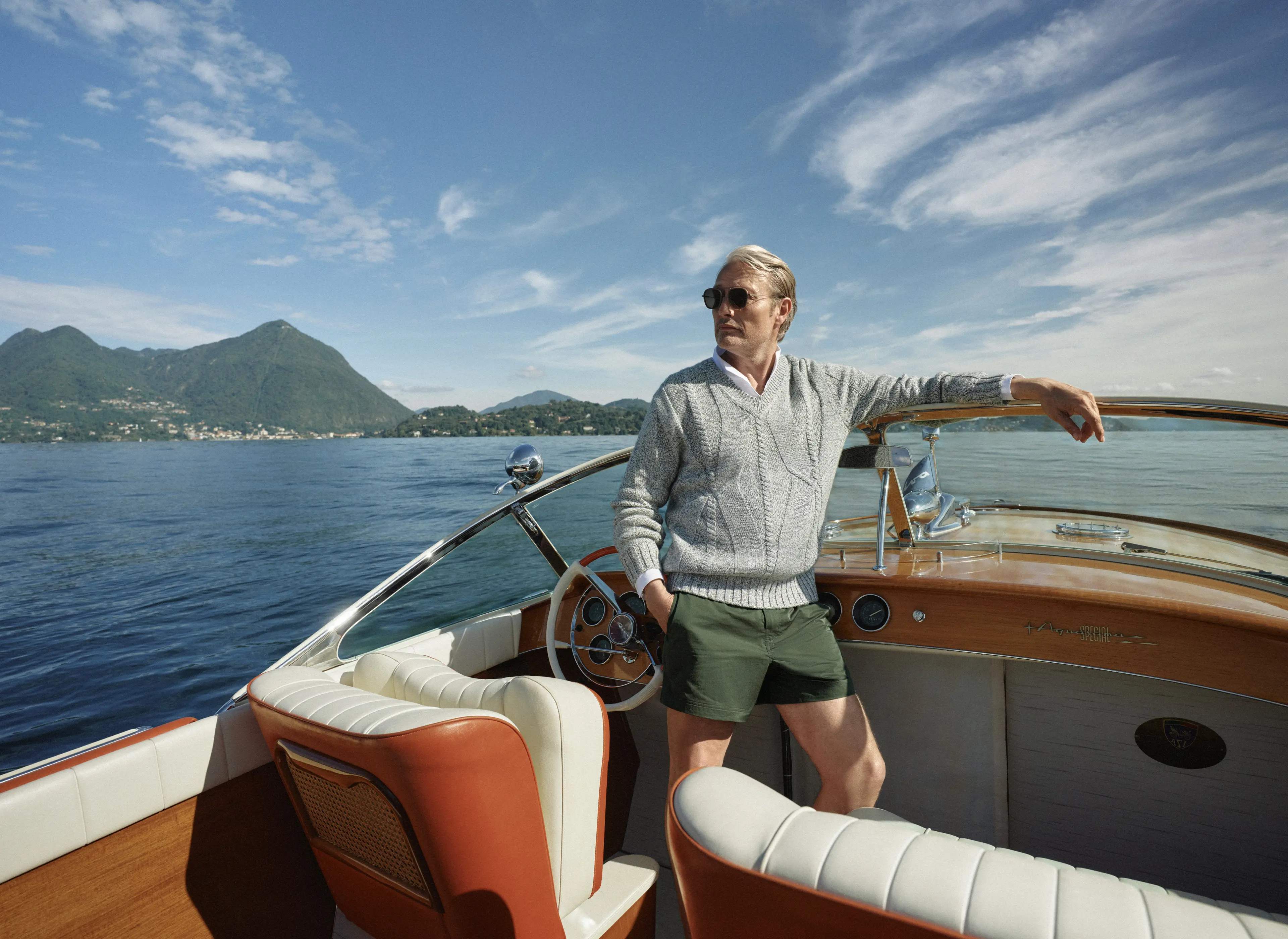 Mads Mikkelsen 在船上穿著 ZEGNA 2026 春夏造型，配搭 V 領毛衣及經典 Rio 海灘服飾