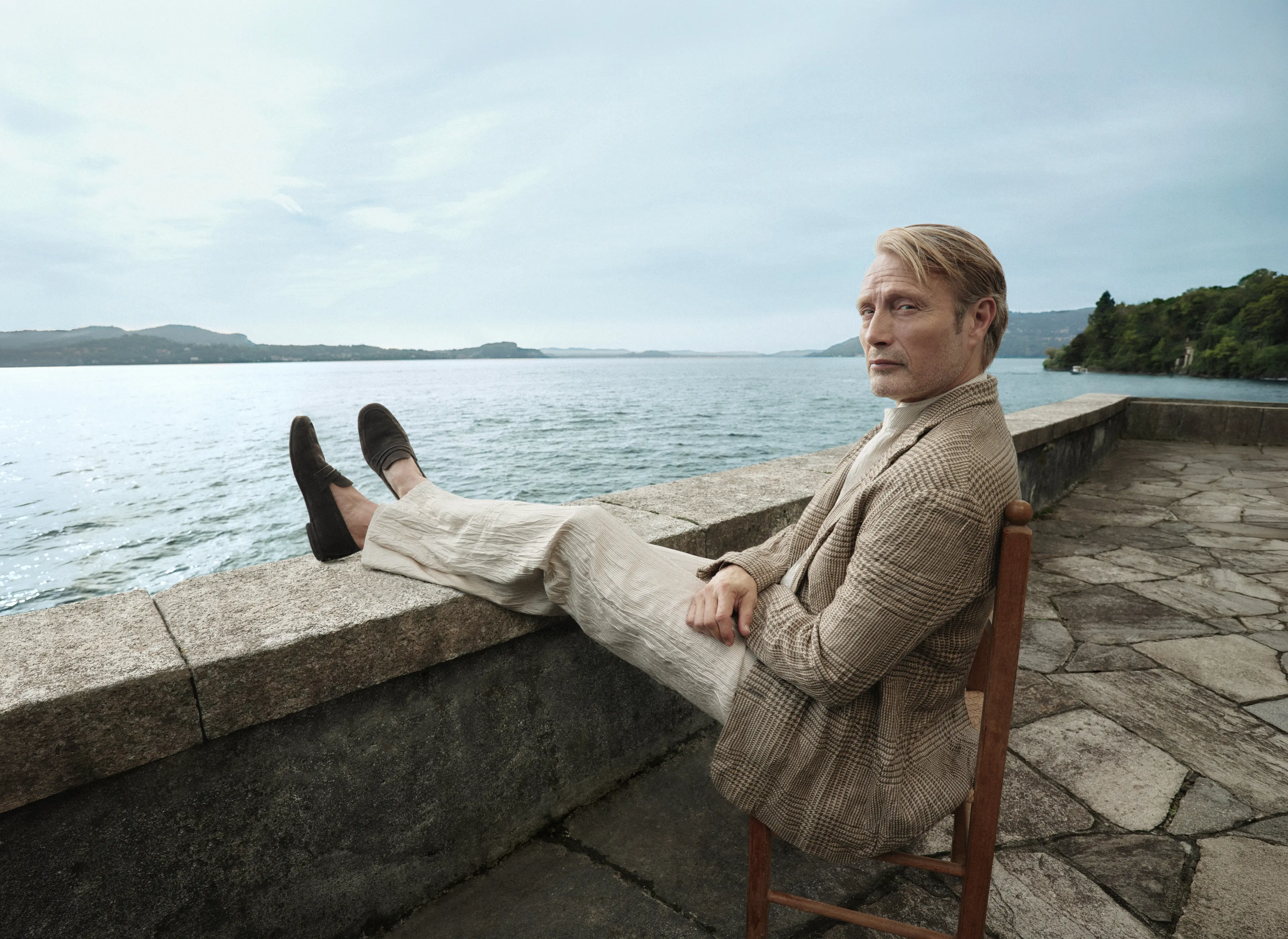 Mads Mikkelsen 身穿优雅的 ZEGNA（杰尼亚）2026 春夏系列服饰，搭配亚麻裤子与亚麻夹克。