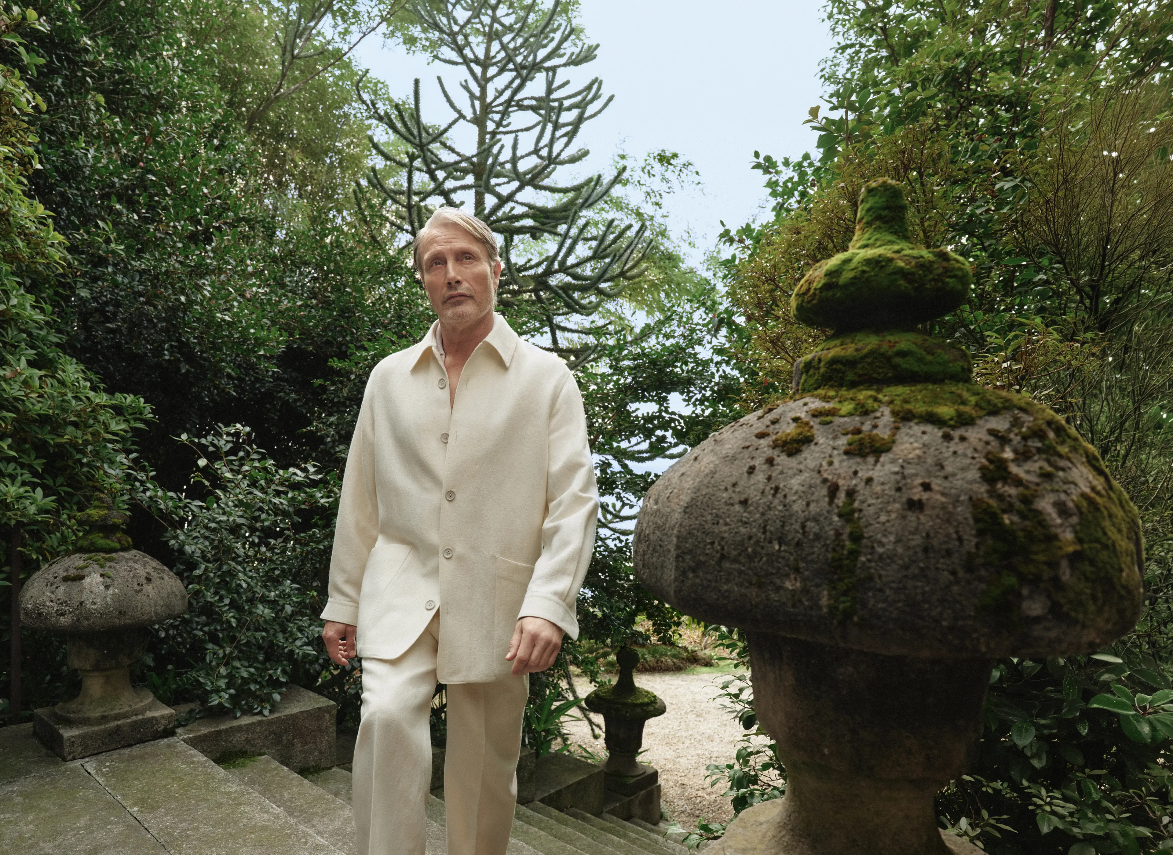 Mads Mikkelsen 身穿 ZEGNA（杰尼亚）2026 春夏系列新品，于湖畔花园之间尽显从容格调。