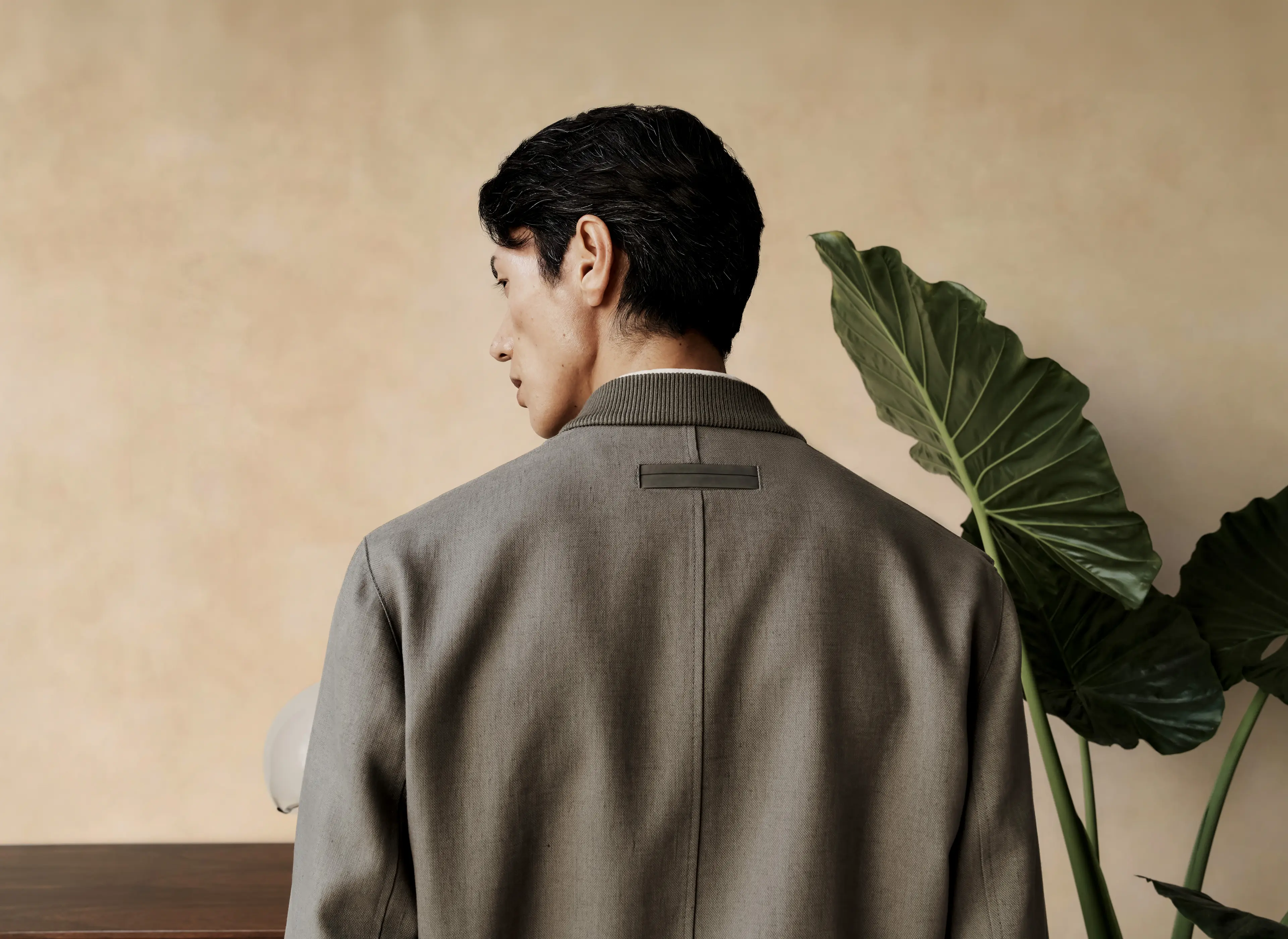 ZEGNA（杰尼亚）SS26 系列 Oasi Lino 短夹克特写。