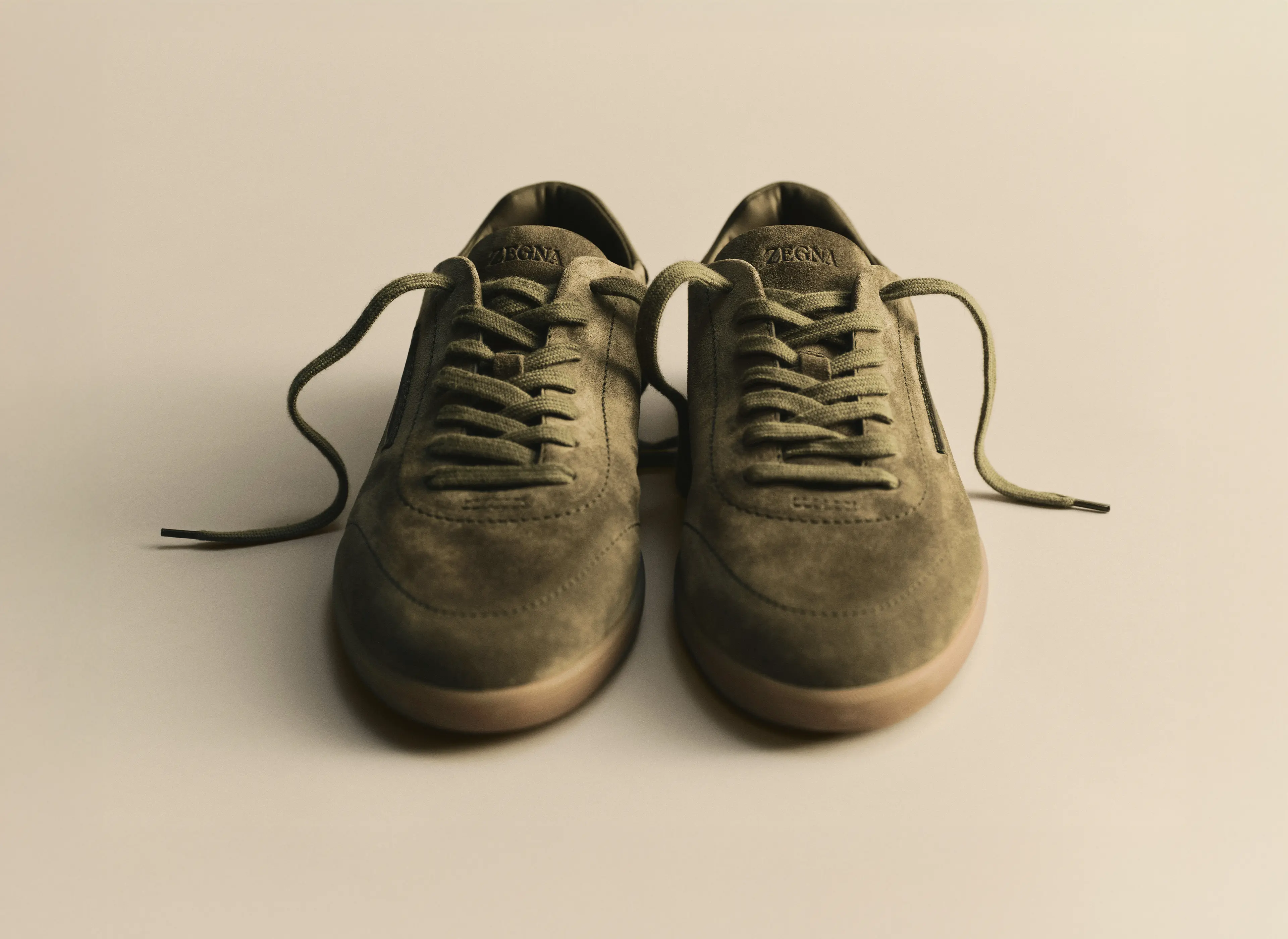 ZEGNA Felce 色的 232 麂皮運動鞋，在 2026 春夏系列中優雅登場。