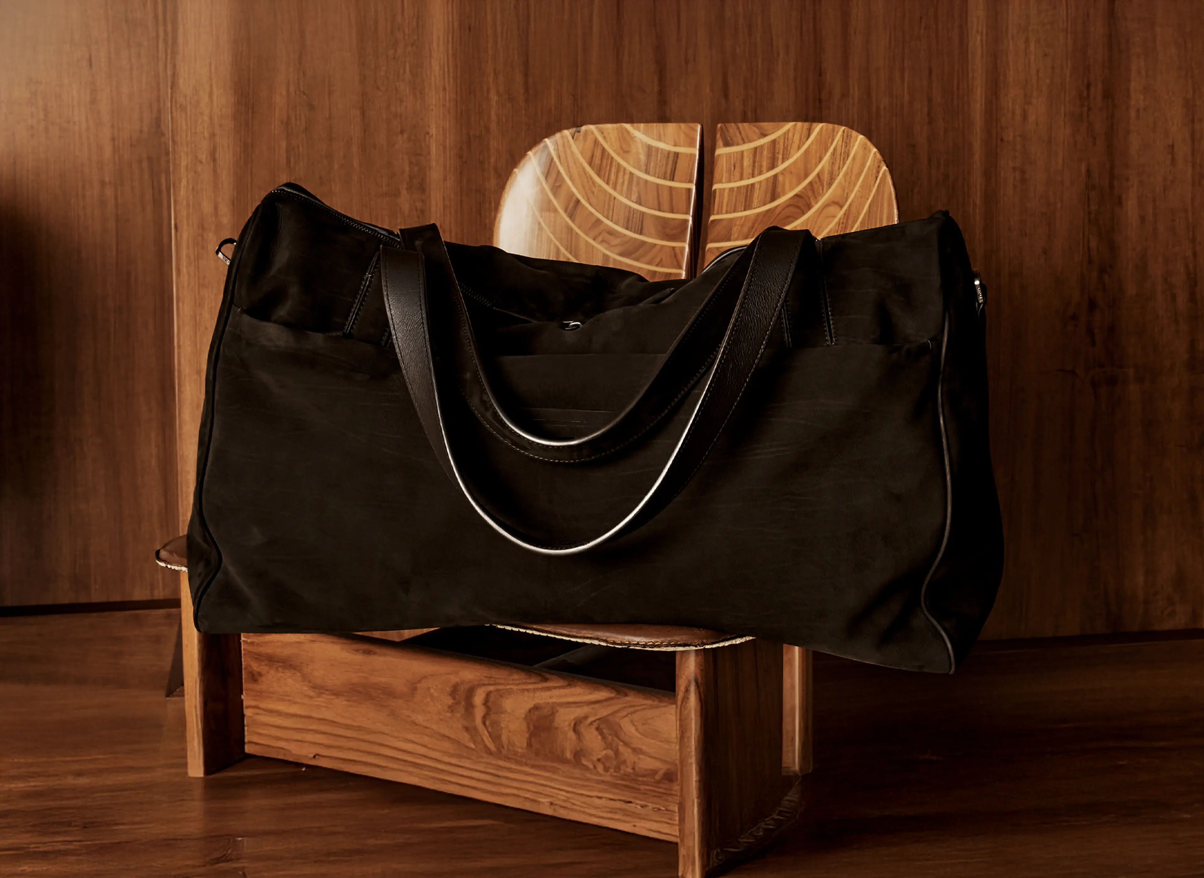 ZEGNA（杰尼亚）SS26 深棕色 SECONDSKIN 磨砂皮周末旅行包特写。