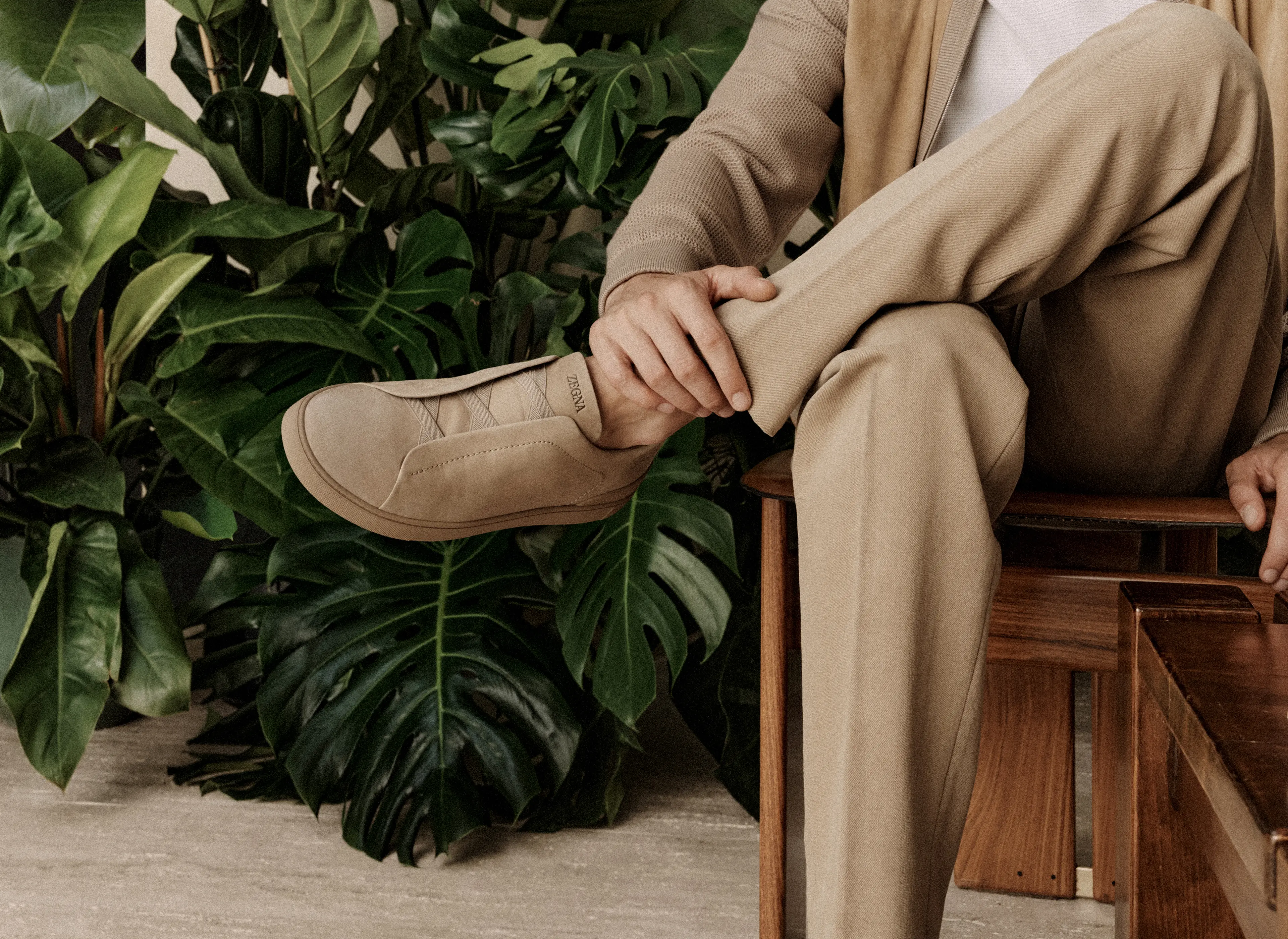 ZEGNA（杰尼亚）SS26 系列 Triple Stitch™ SECONDSKIN 磨砂皮特写。