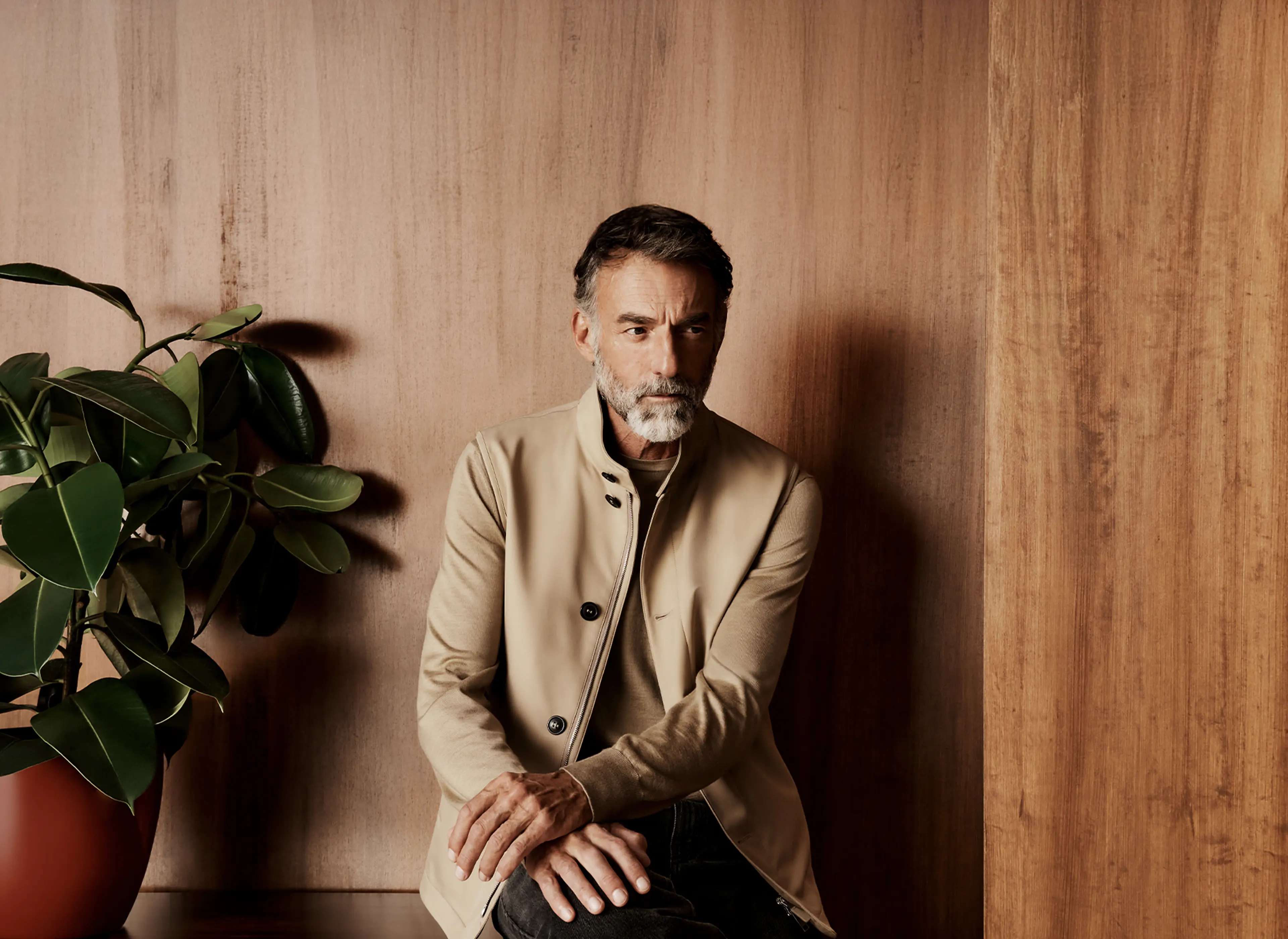 身穿 ZEGNA（杰尼亚）SS26 系列精致休闲装的男士。