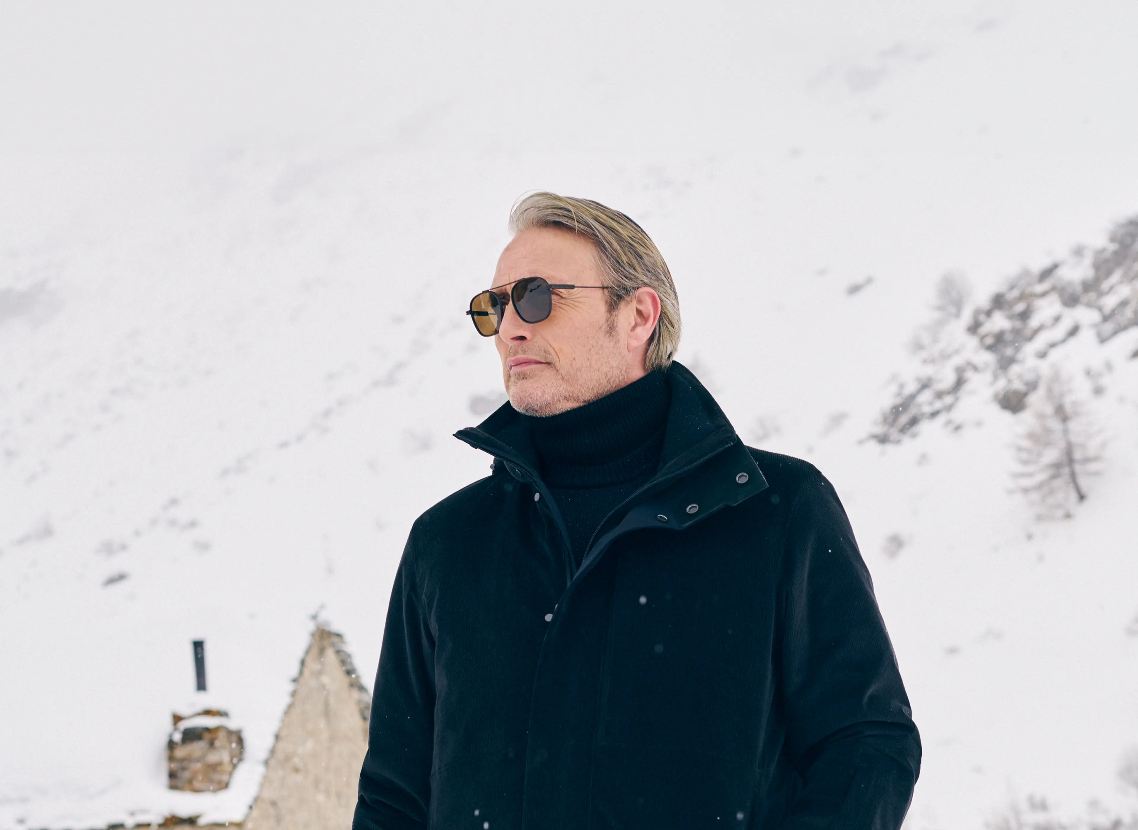 Mads Mikkelsen 身着 ZEGNA（杰尼亚）冬季滑雪套装的造型。